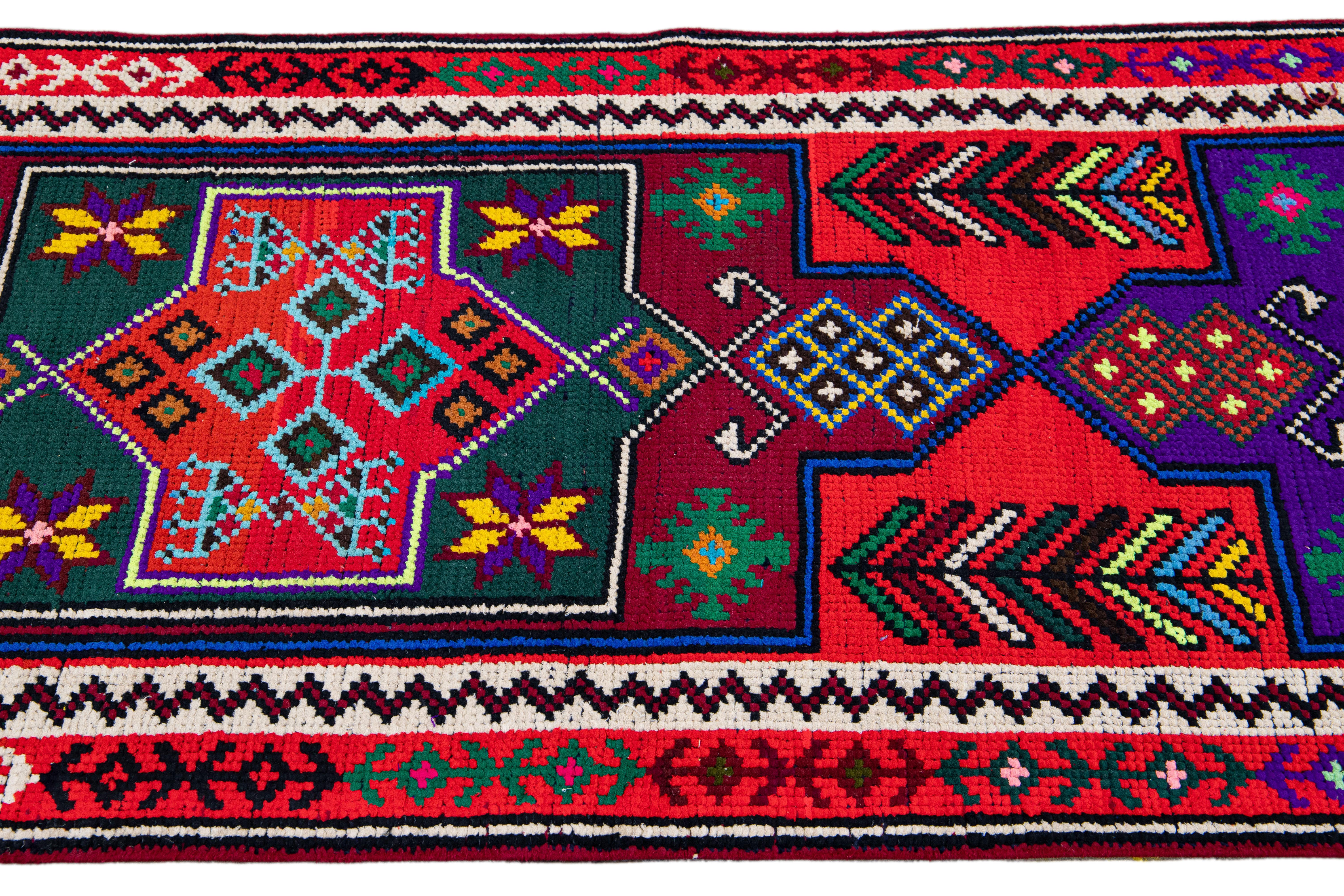 Türkischer handgefertigter Vintage-Läufer aus roter Wolle mit mehrfarbigem Stammesmuster (Moderne der Mitte des Jahrhunderts) im Angebot