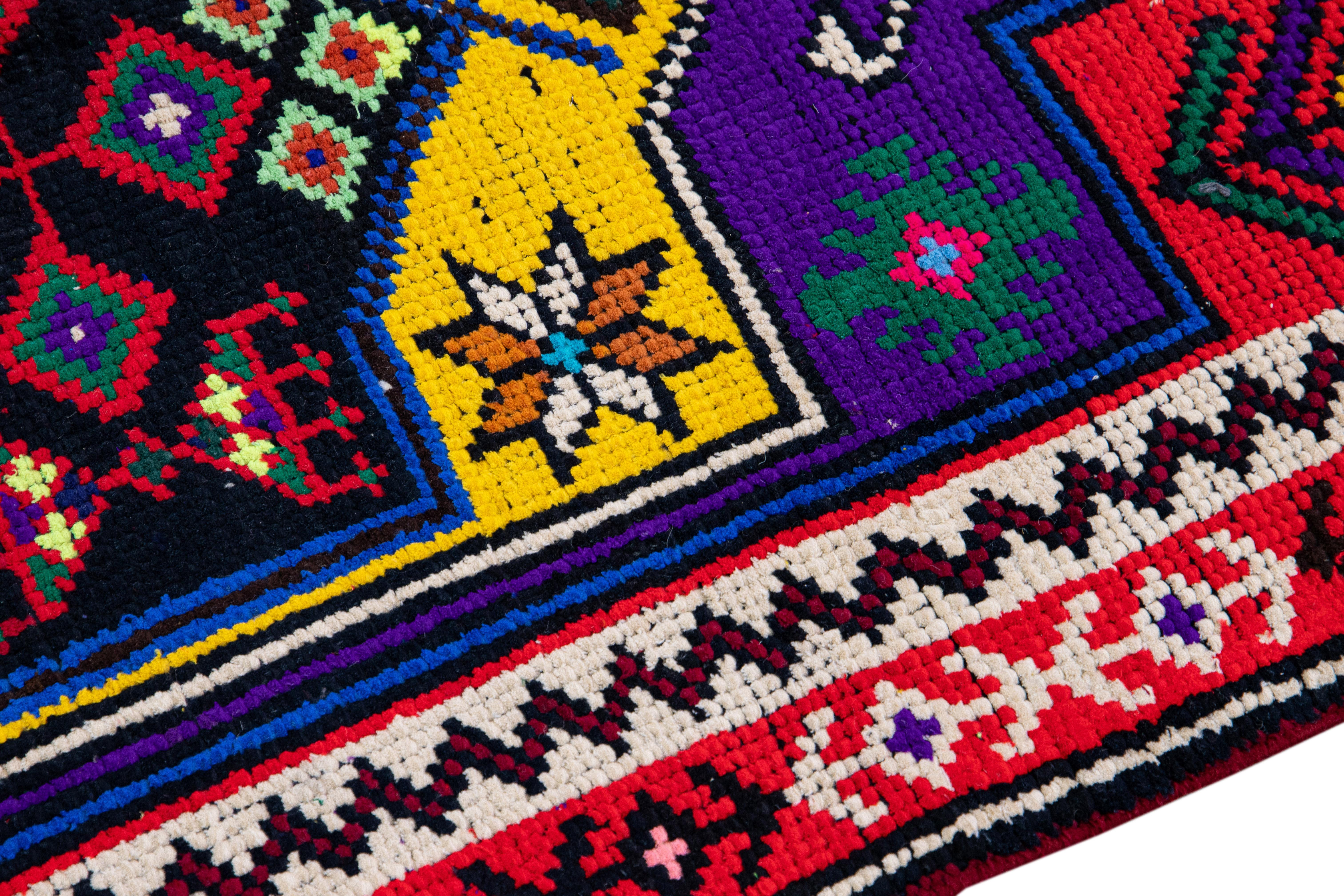 Türkischer handgefertigter Vintage-Läufer aus roter Wolle mit mehrfarbigem Stammesmuster (Handgeknüpft) im Angebot