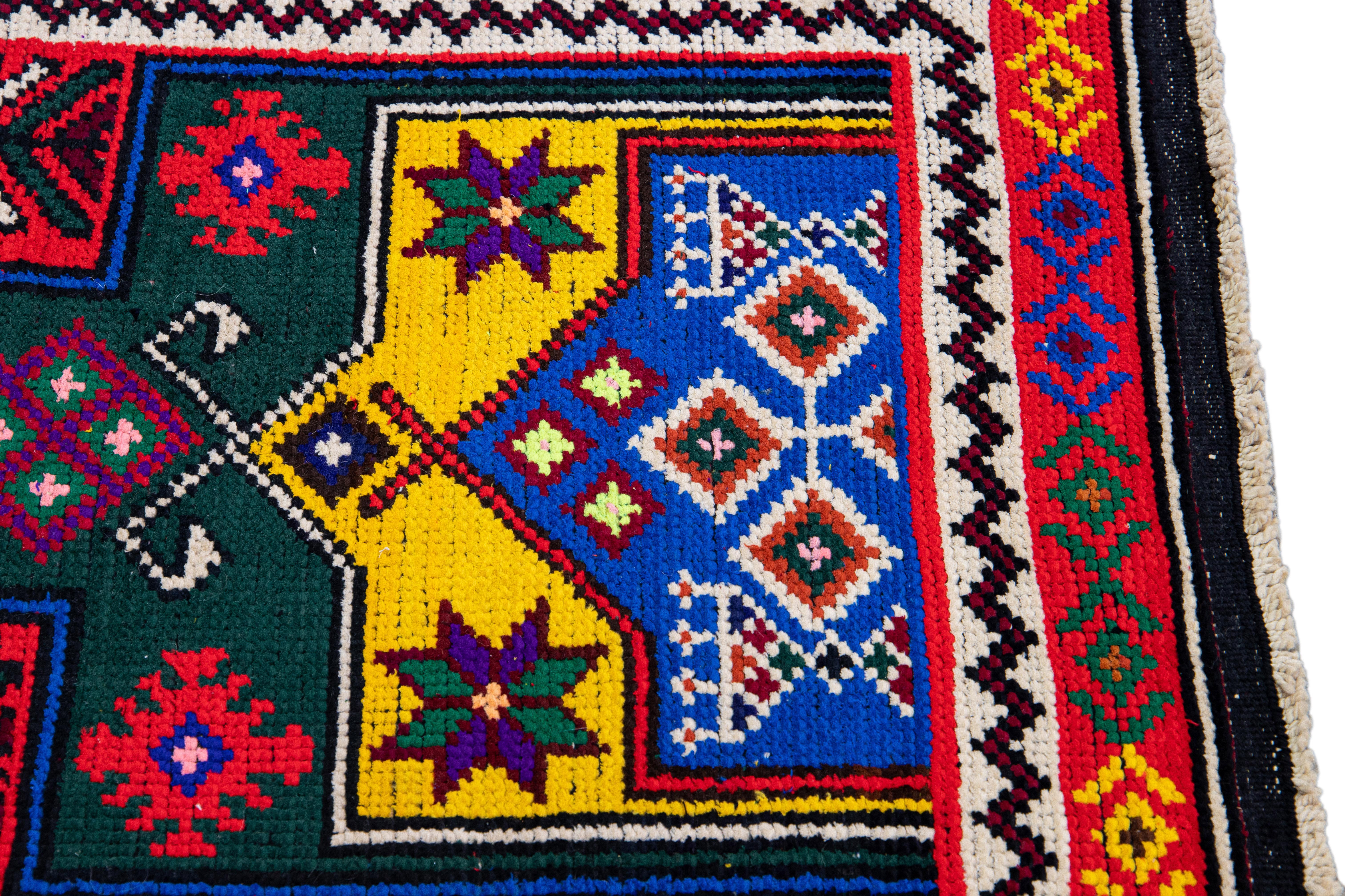 Türkischer handgefertigter Vintage-Läufer aus roter Wolle mit mehrfarbigem Stammesmuster im Zustand „Hervorragend“ im Angebot in Norwalk, CT