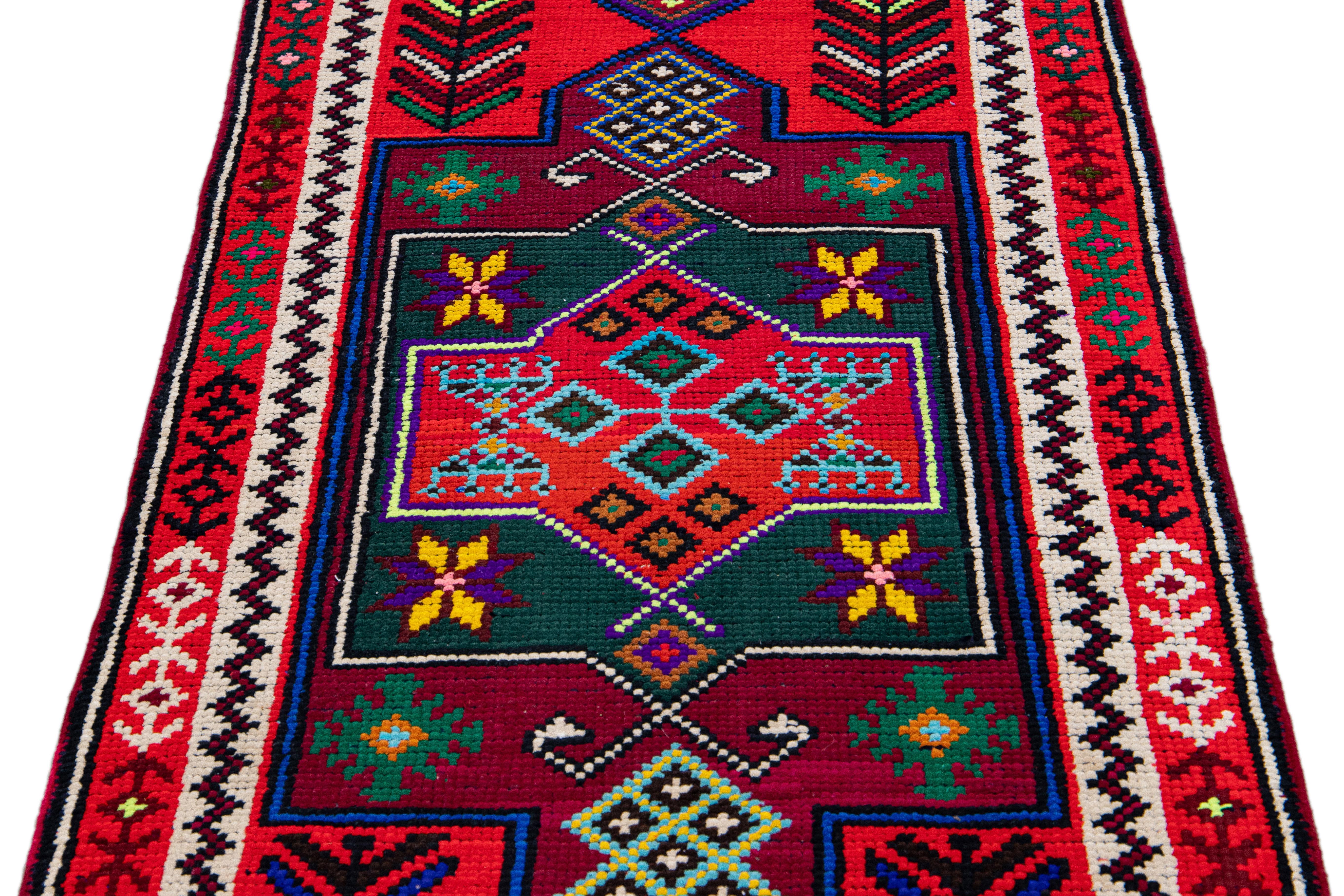 Türkischer handgefertigter Vintage-Läufer aus roter Wolle mit mehrfarbigem Stammesmuster im Angebot 1
