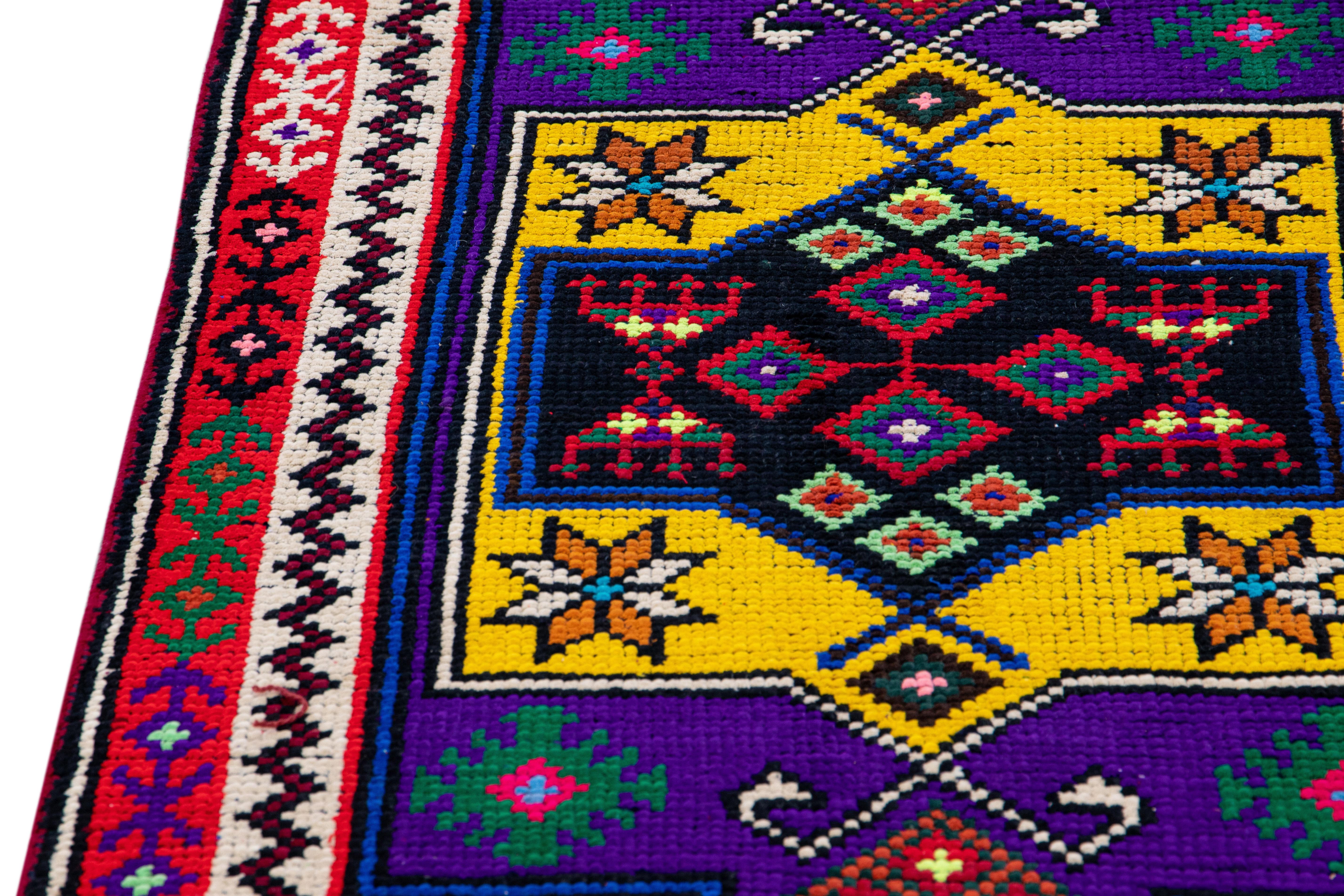 Türkischer handgefertigter Vintage-Läufer aus roter Wolle mit mehrfarbigem Stammesmuster im Angebot 2