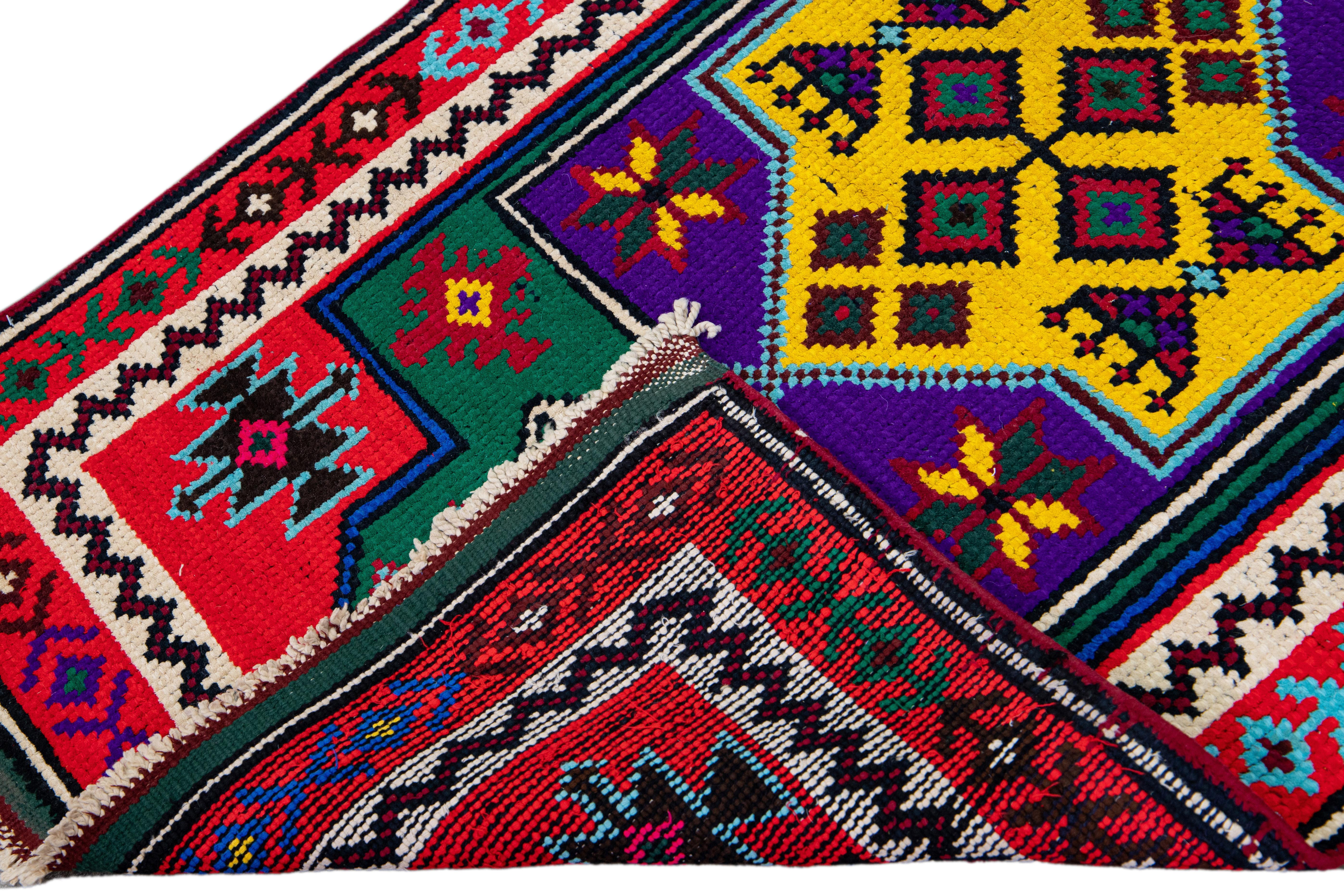 Türkischer handgefertigter Vintage-Läufer aus roter Wolle mit mehrfarbigem Stammesmuster im Angebot 3