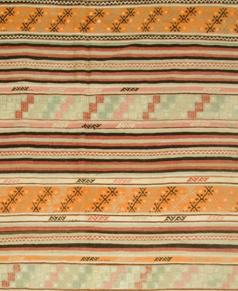 Vintage Turkish Handwoven Kilim Rug  5'4 x 9'5 In Good Condition For Sale In New York, NY