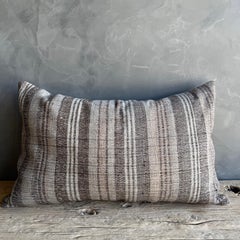 Almohada Alfombra Vintage Turca de Cáñamo 18" x 29" con Inserto de Plumón