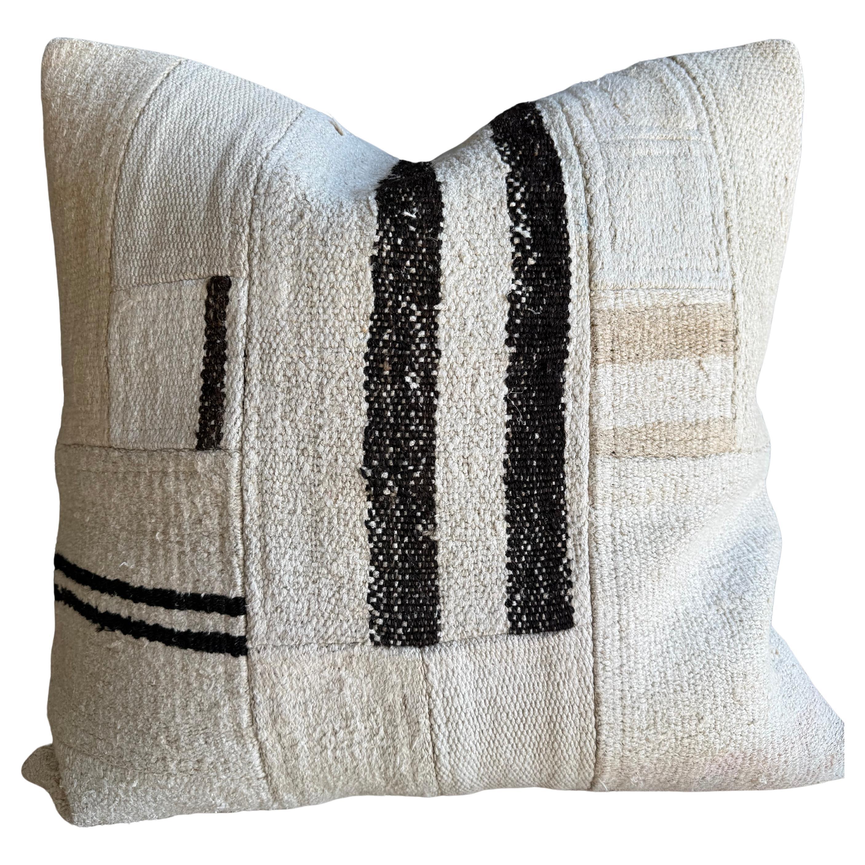 Cuscino vintage in canapa turca con inserto in piuma d'oca 23" x 23"