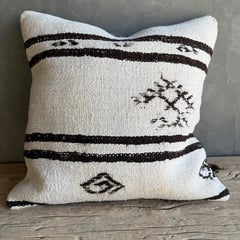 Oreiller vintage en chanvre avec garniture en duvet 24" x 24".