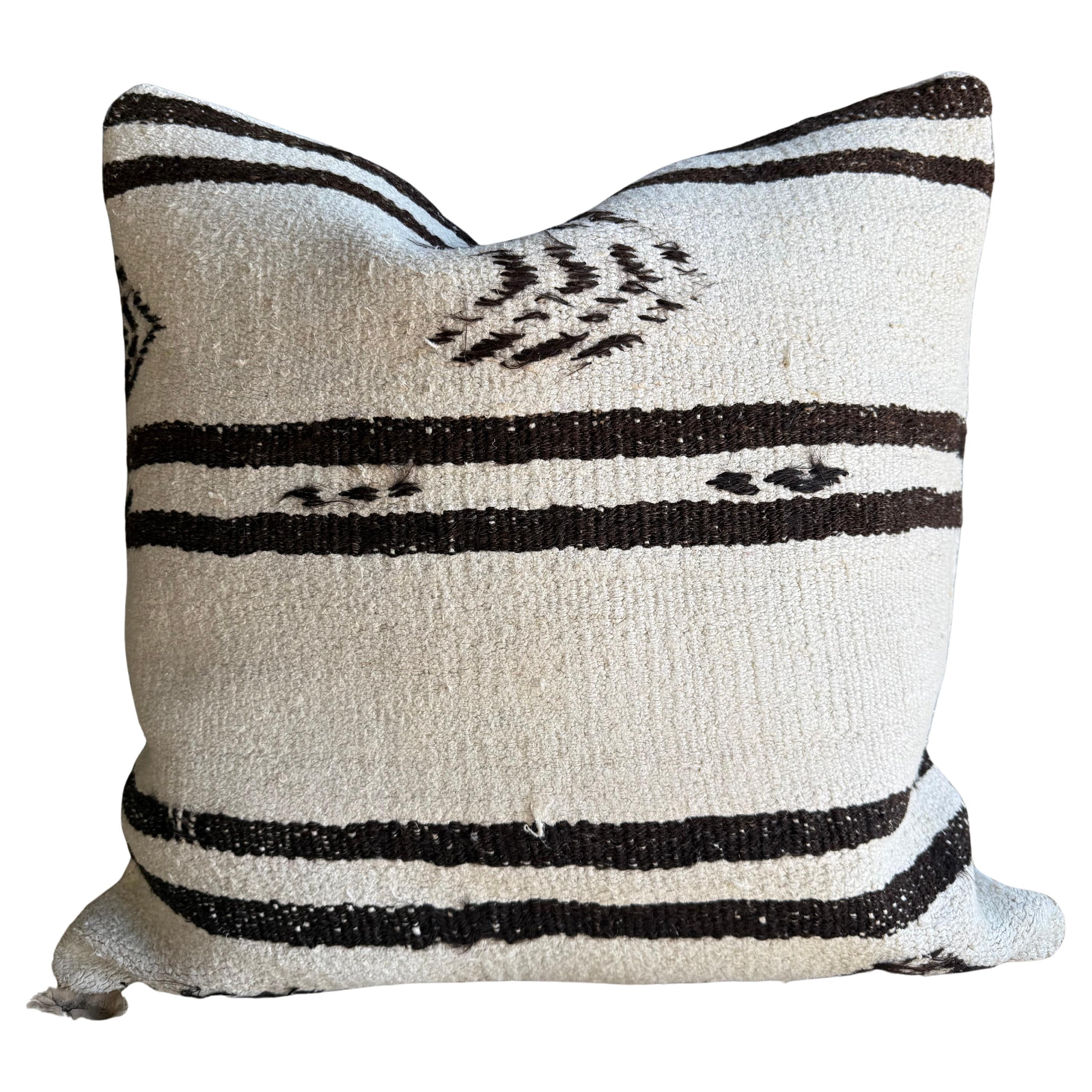 Cuscino vintage in canapa turca con inserto in piuma 24" x 24" in vendita
