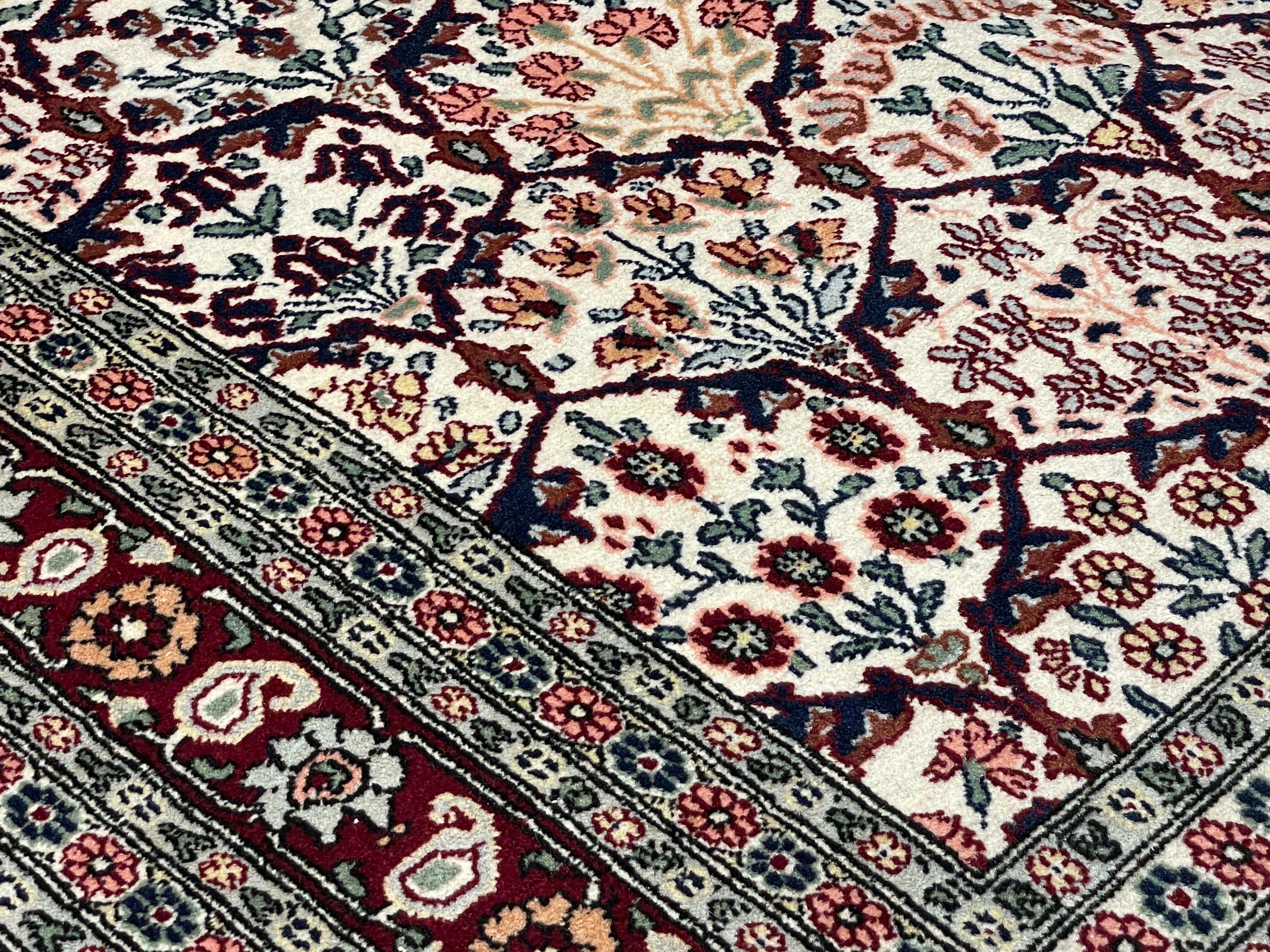 Türkischer Hereke-Teppich im Vintage-Stil, handgeknüpft mit Wassermelon-Design (20. Jahrhundert) im Angebot