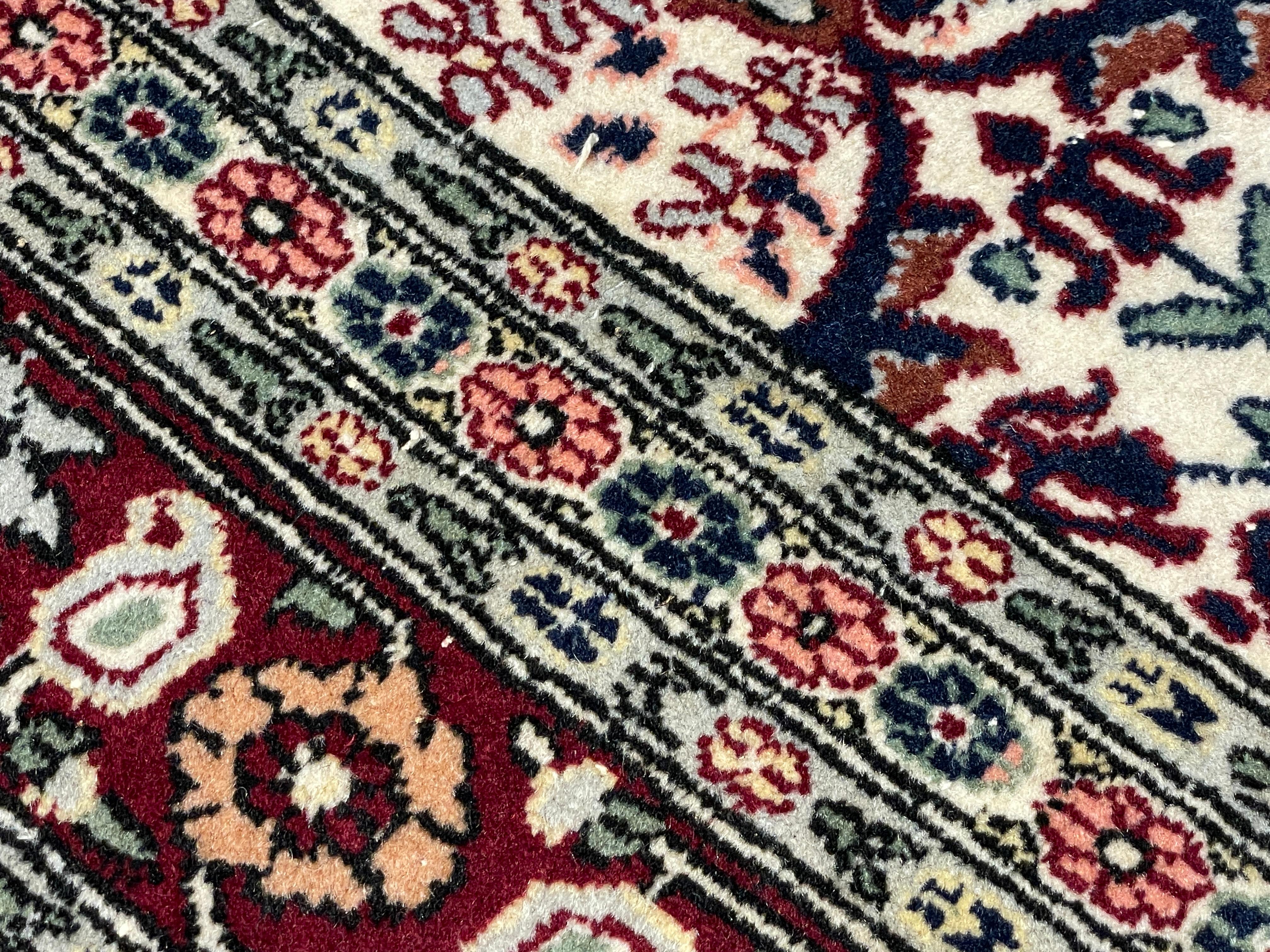 Türkischer Hereke-Teppich im Vintage-Stil, handgeknüpft mit Wassermelon-Design (Wolle) im Angebot