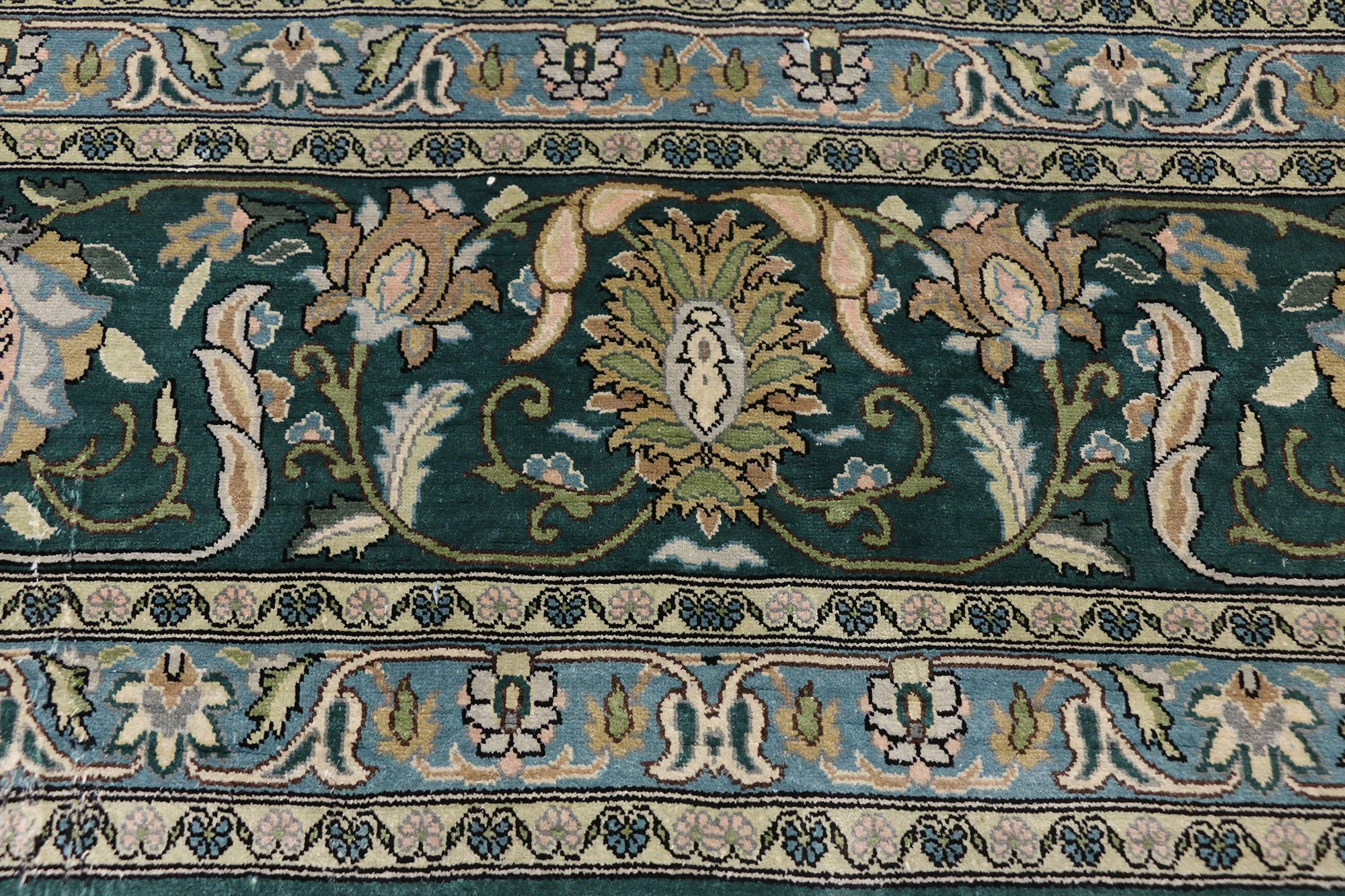 Türkischer Hereke-Teppich aus Seide im Vintage-Stil, Regal Charm Meets Stately Decadence (20. Jahrhundert) im Angebot