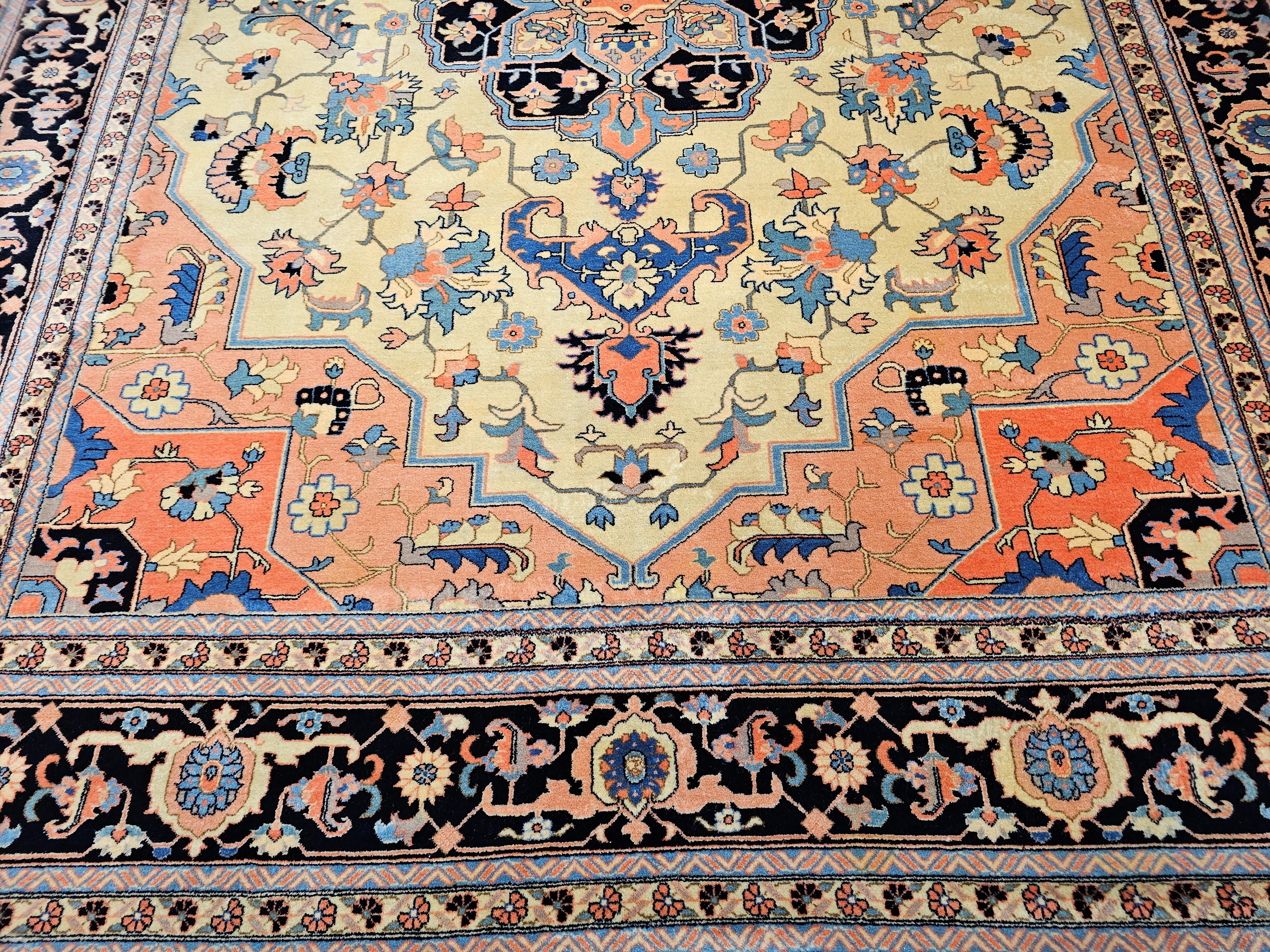 Persischer Täbris-Teppich in Heriz Serapi mit geometrischem Muster in Elfenbein, Marineblau, Rot, Vintage im Angebot 3