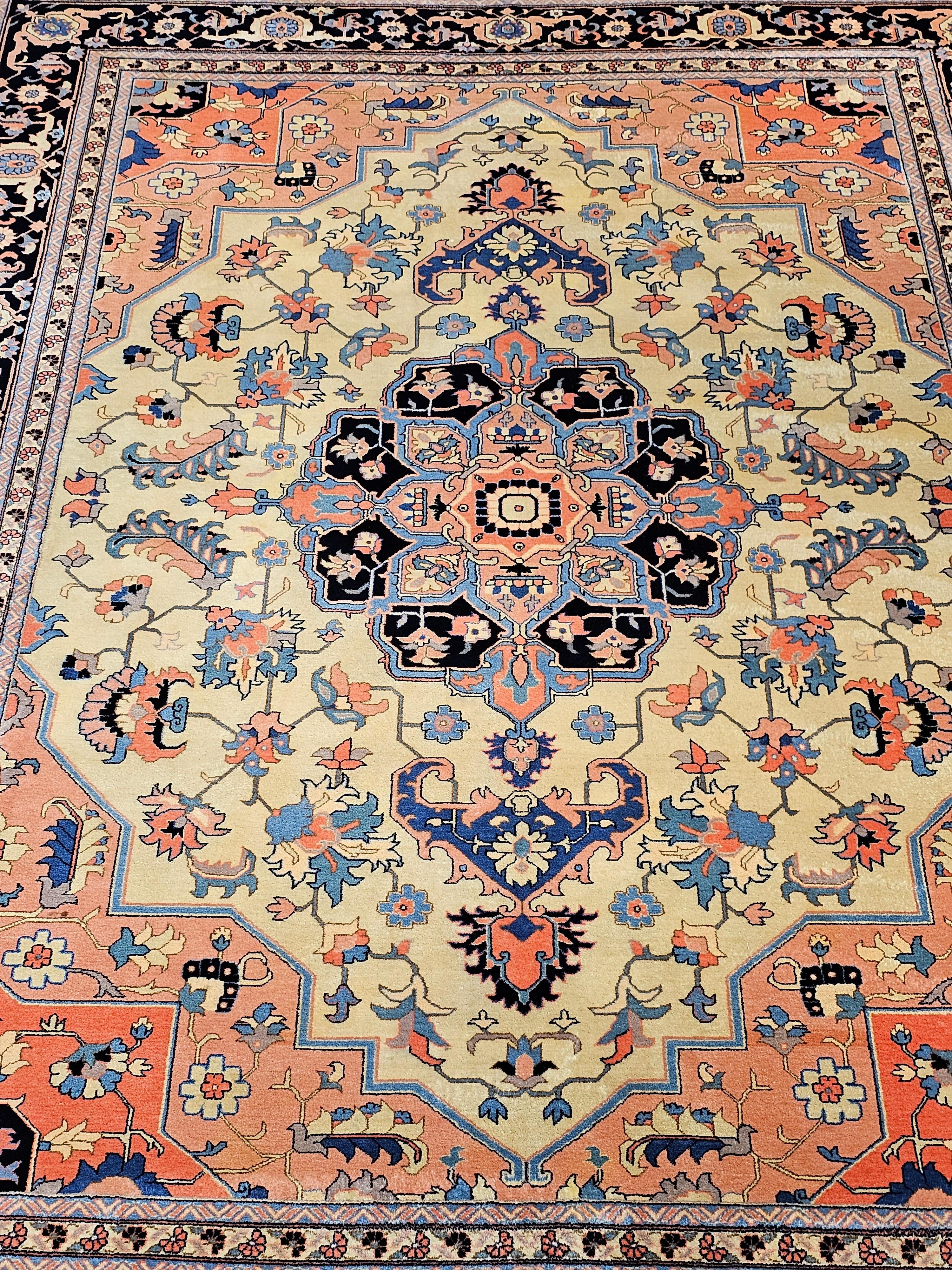 Persischer Täbris-Teppich in Heriz Serapi mit geometrischem Muster in Elfenbein, Marineblau, Rot, Vintage (Handgeknüpft) im Angebot