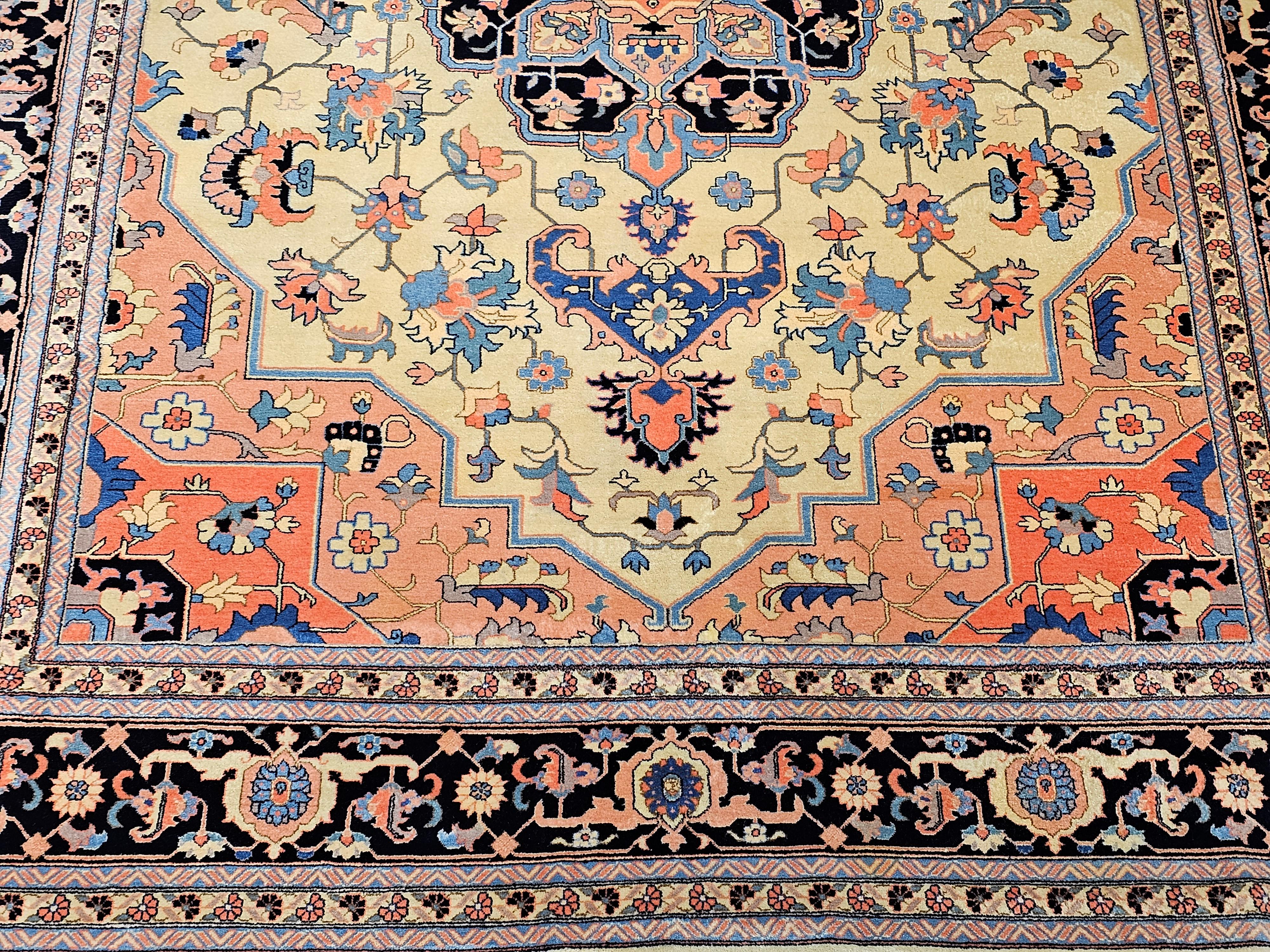 Persischer Täbris-Teppich in Heriz Serapi mit geometrischem Muster in Elfenbein, Marineblau, Rot, Vintage im Angebot 2
