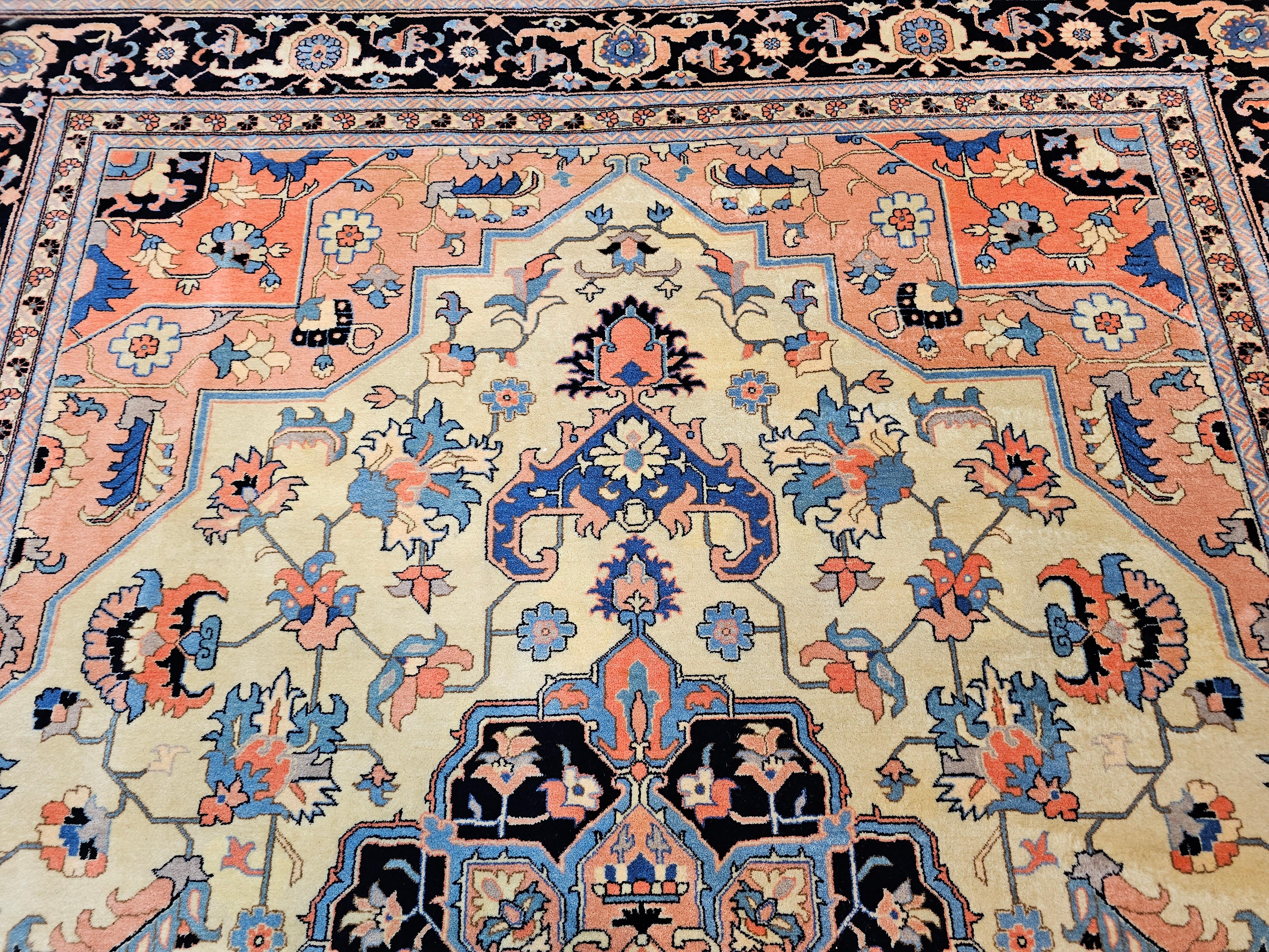 Persischer Täbris-Teppich in Heriz Serapi mit geometrischem Muster in Elfenbein, Marineblau, Rot, Vintage (Wolle) im Angebot