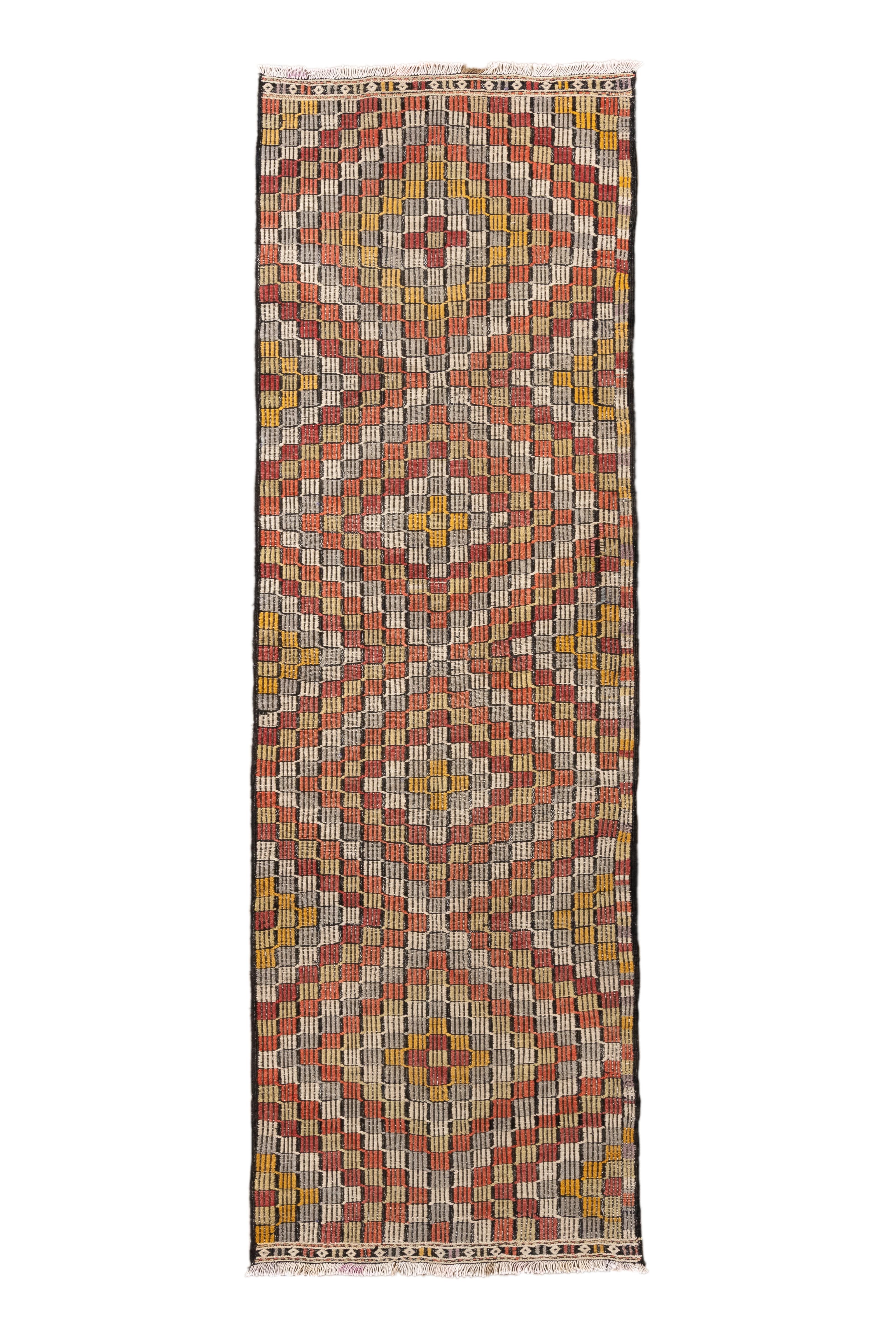 Questo accattivante runner turco Jijim vintage è un ritmo visivo di medaglioni e blocchi a scacchiera, tessuti nei toni dello zafferano, del rosso mattone, del lavanda e dell'avorio con profondi contorni color carbone. La precisione del disegno