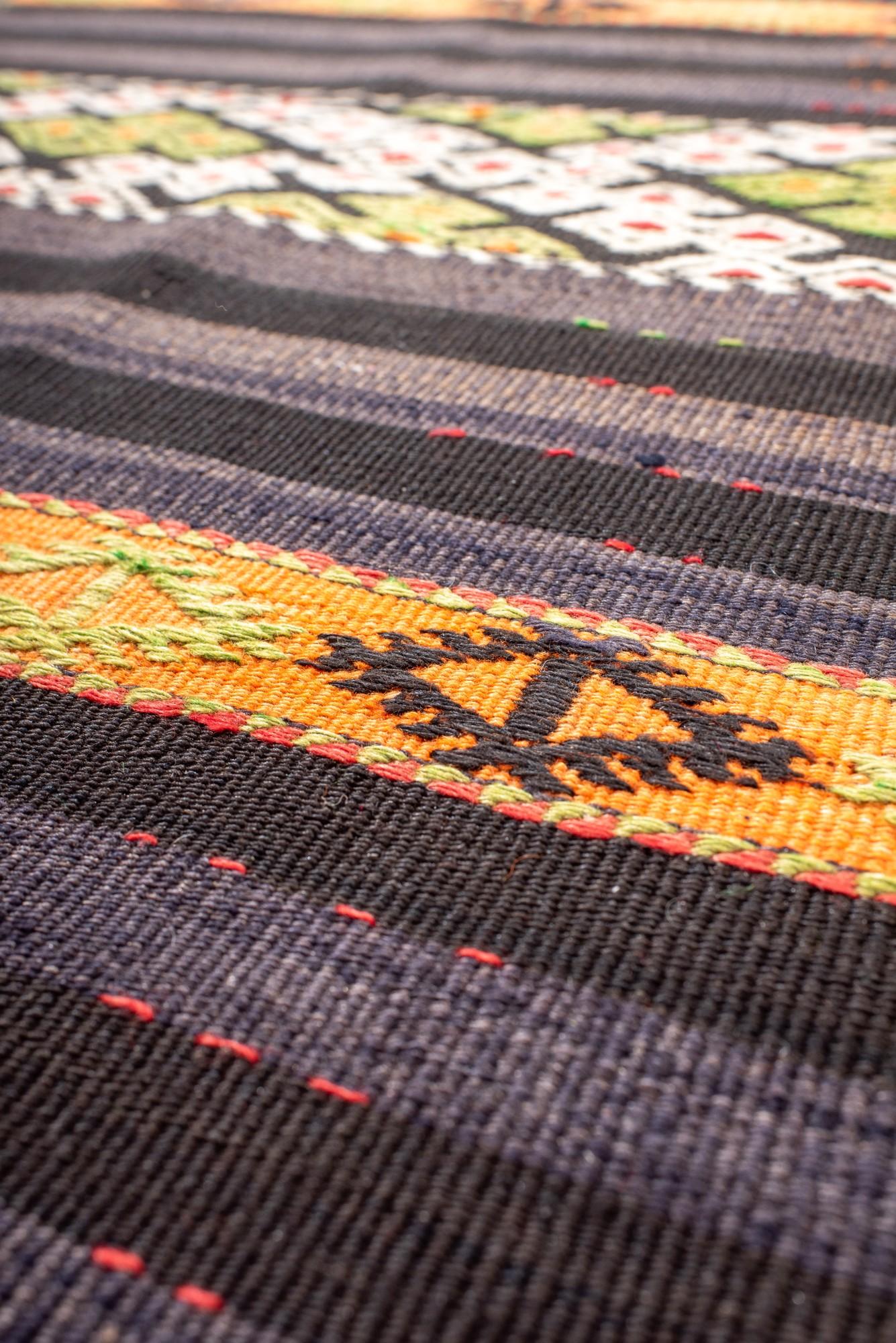 Runner turco d'epoca con strisce tribali multicolore In condizioni ottime in vendita a New York, NY