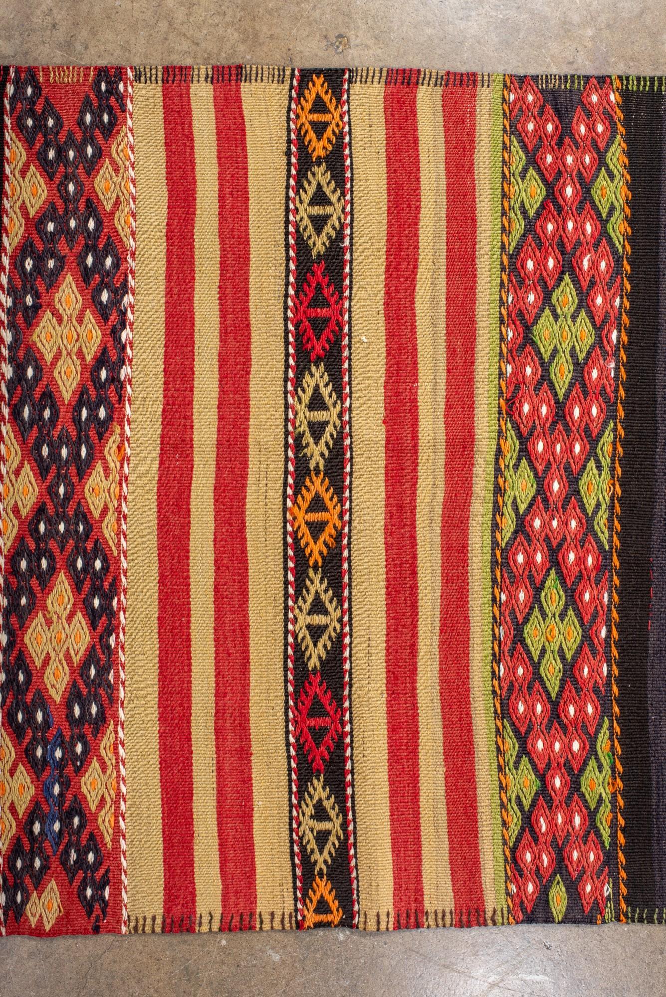 XX secolo Runner turco d'epoca con strisce tribali multicolore in vendita