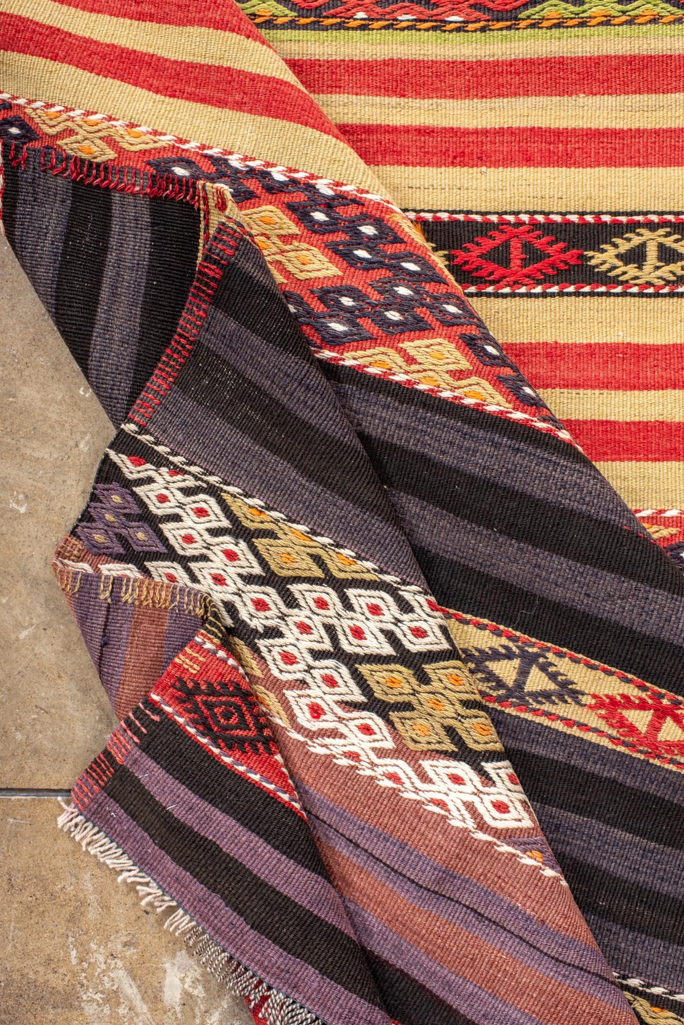 Runner turco d'epoca con strisce tribali multicolore in vendita 1