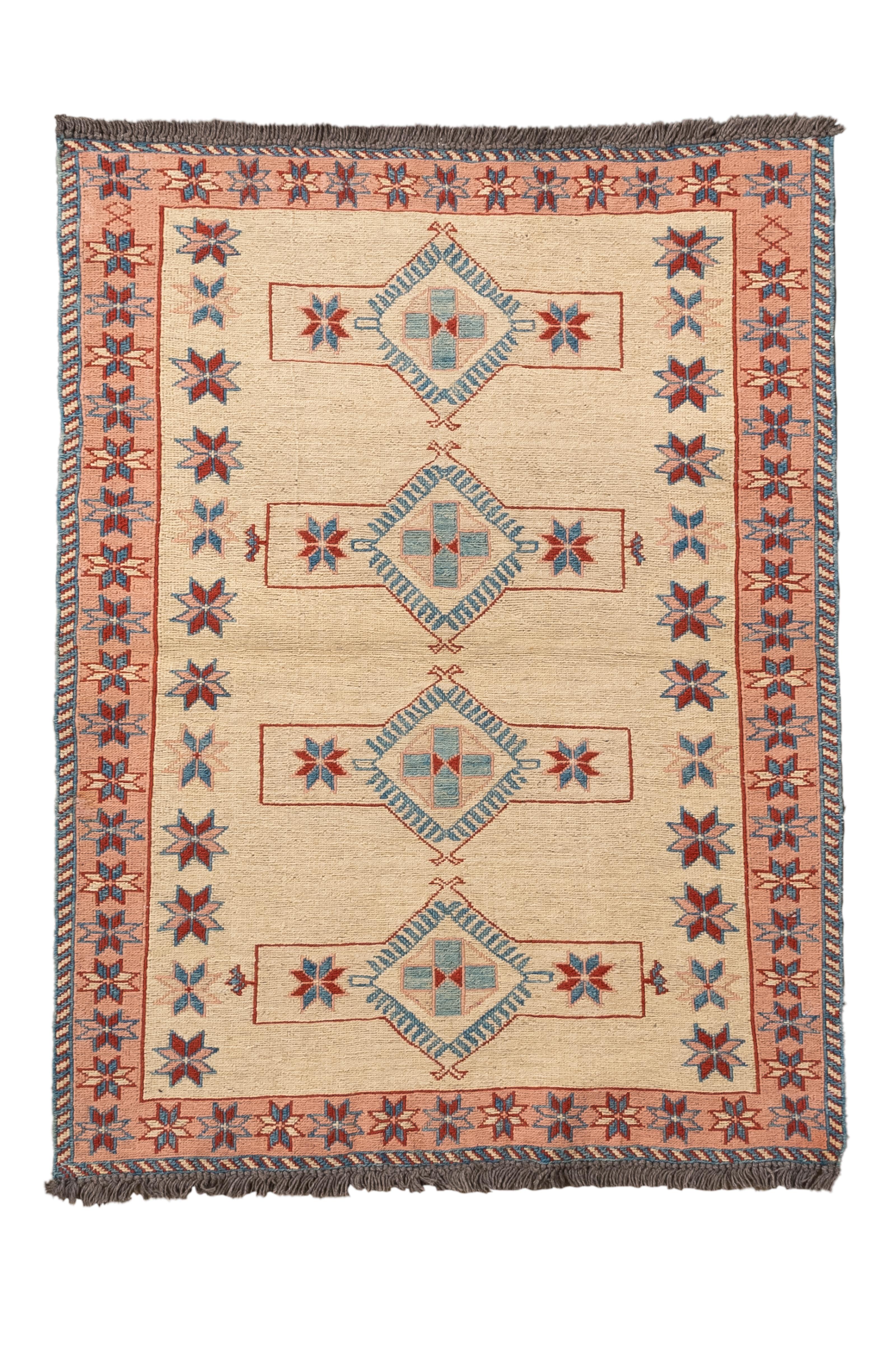 Questo Jijim turco vintage è un bellissimo studio di elegante sobrietà, con un campo neutro color crema punteggiato da una fila centrale di quattro medaglioni geometrici blu chiaro e ruggine, ognuno dei quali fluttua all'interno di una morbida