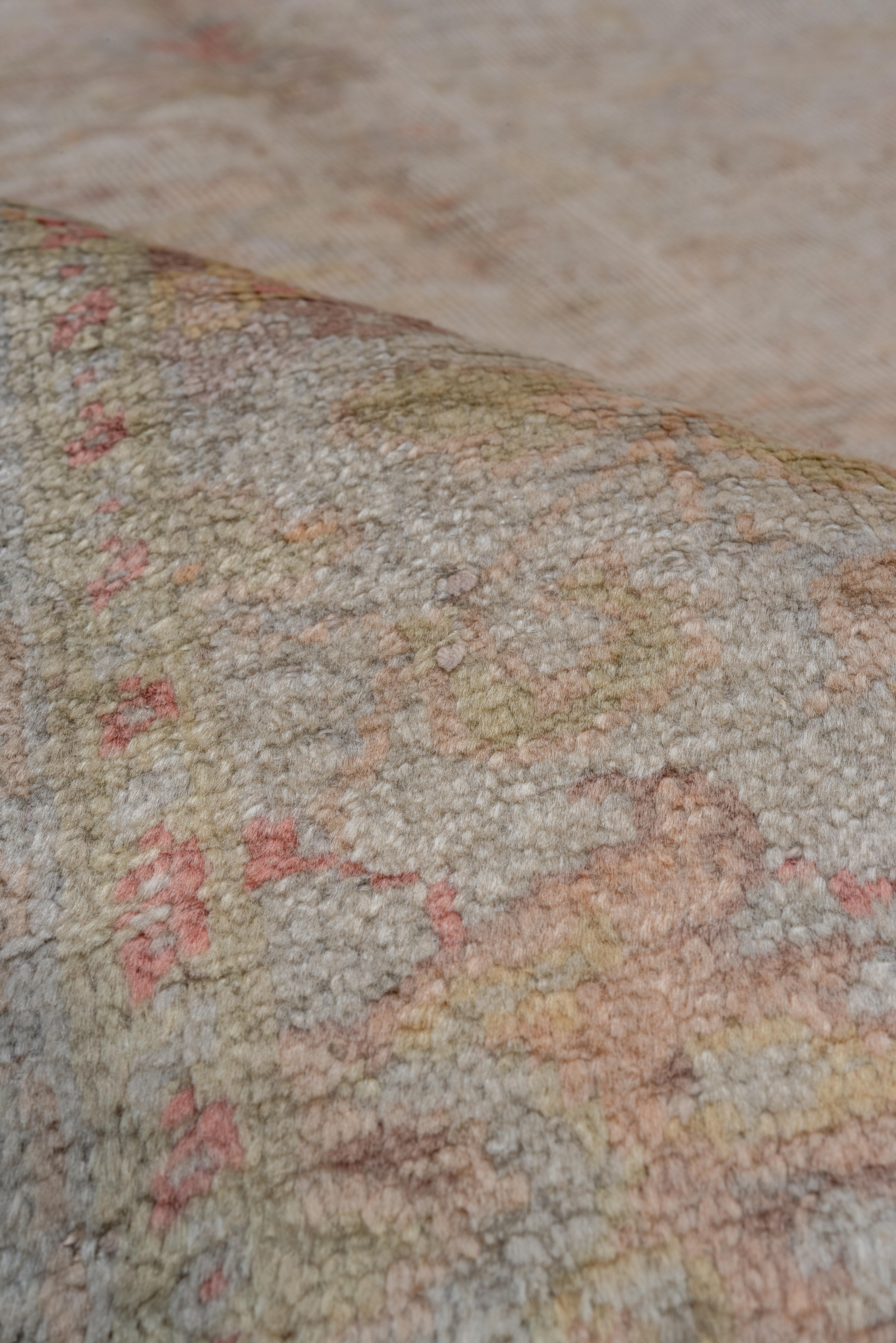Türkischer Kaisary-Teppich im Vintage-Stil, weiche Palette, gelbe und rosa Akzente, Korallenbordüren (Stammeskunst) im Angebot