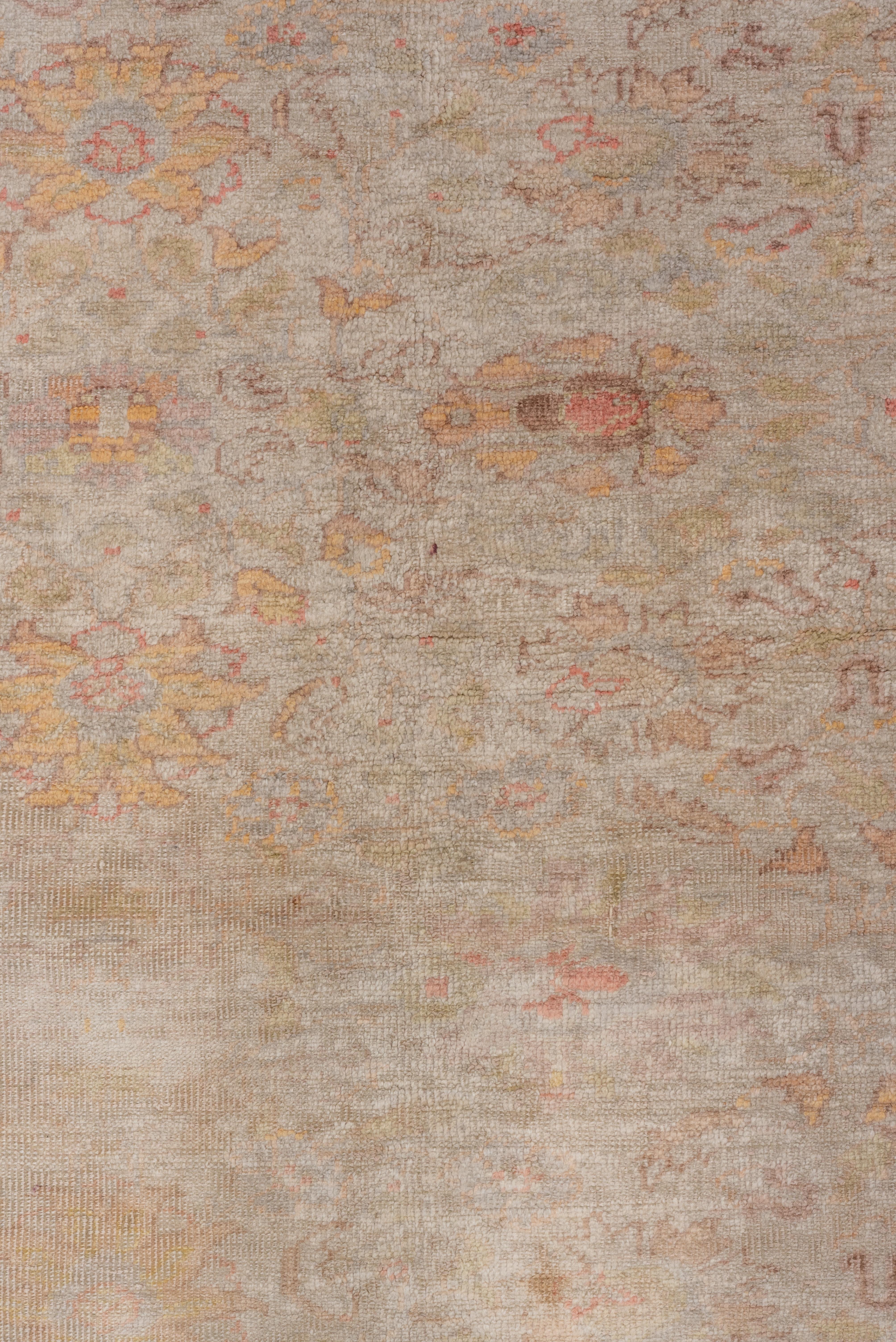Türkischer Kaisary-Teppich im Vintage-Stil, weiche Palette, gelbe und rosa Akzente, Korallenbordüren im Zustand „Gut“ im Angebot in New York, NY