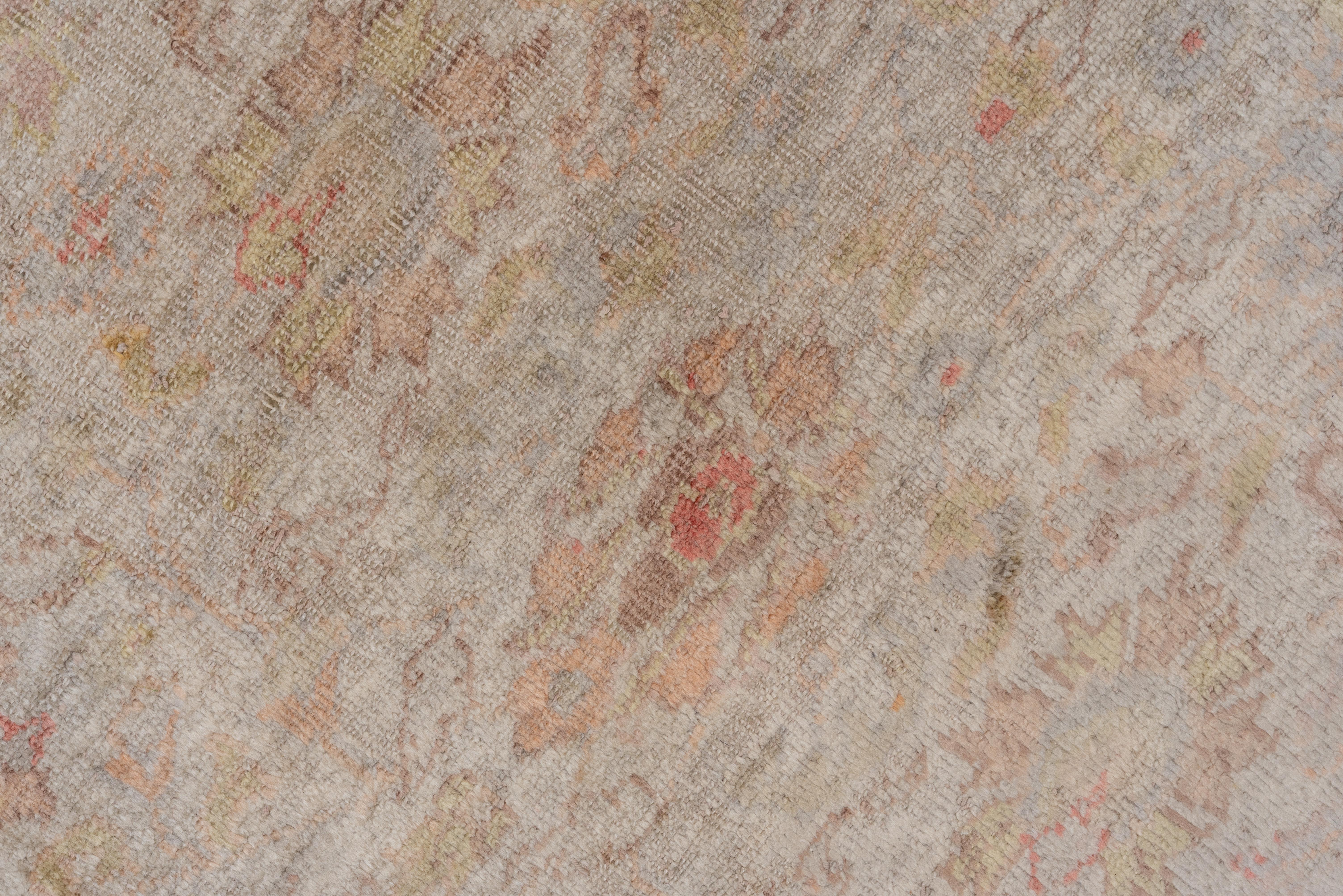 Türkischer Kaisary-Teppich im Vintage-Stil, weiche Palette, gelbe und rosa Akzente, Korallenbordüren (Mitte des 20. Jahrhunderts) im Angebot