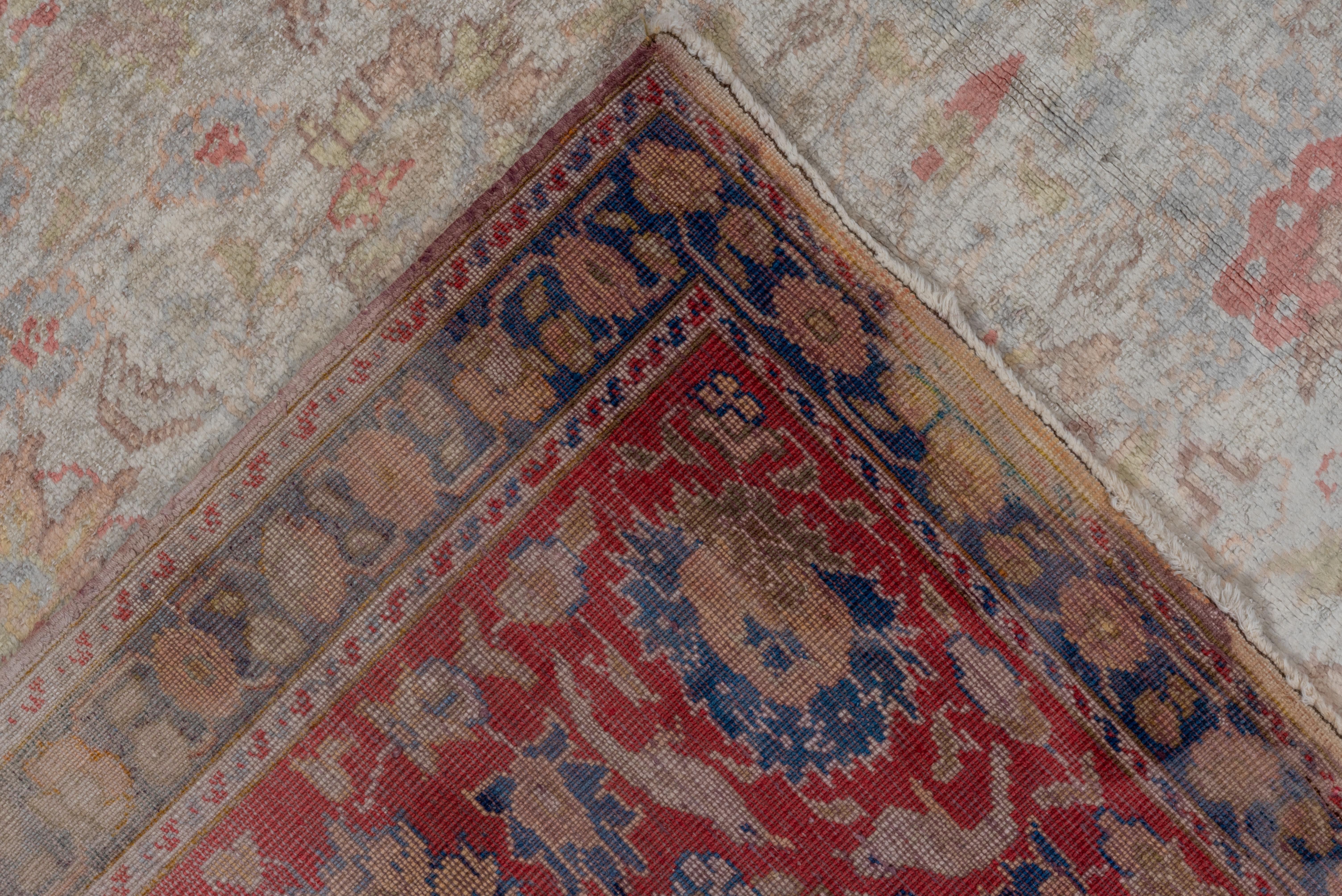Türkischer Kaisary-Teppich im Vintage-Stil, weiche Palette, gelbe und rosa Akzente, Korallenbordüren (Baumwolle) im Angebot