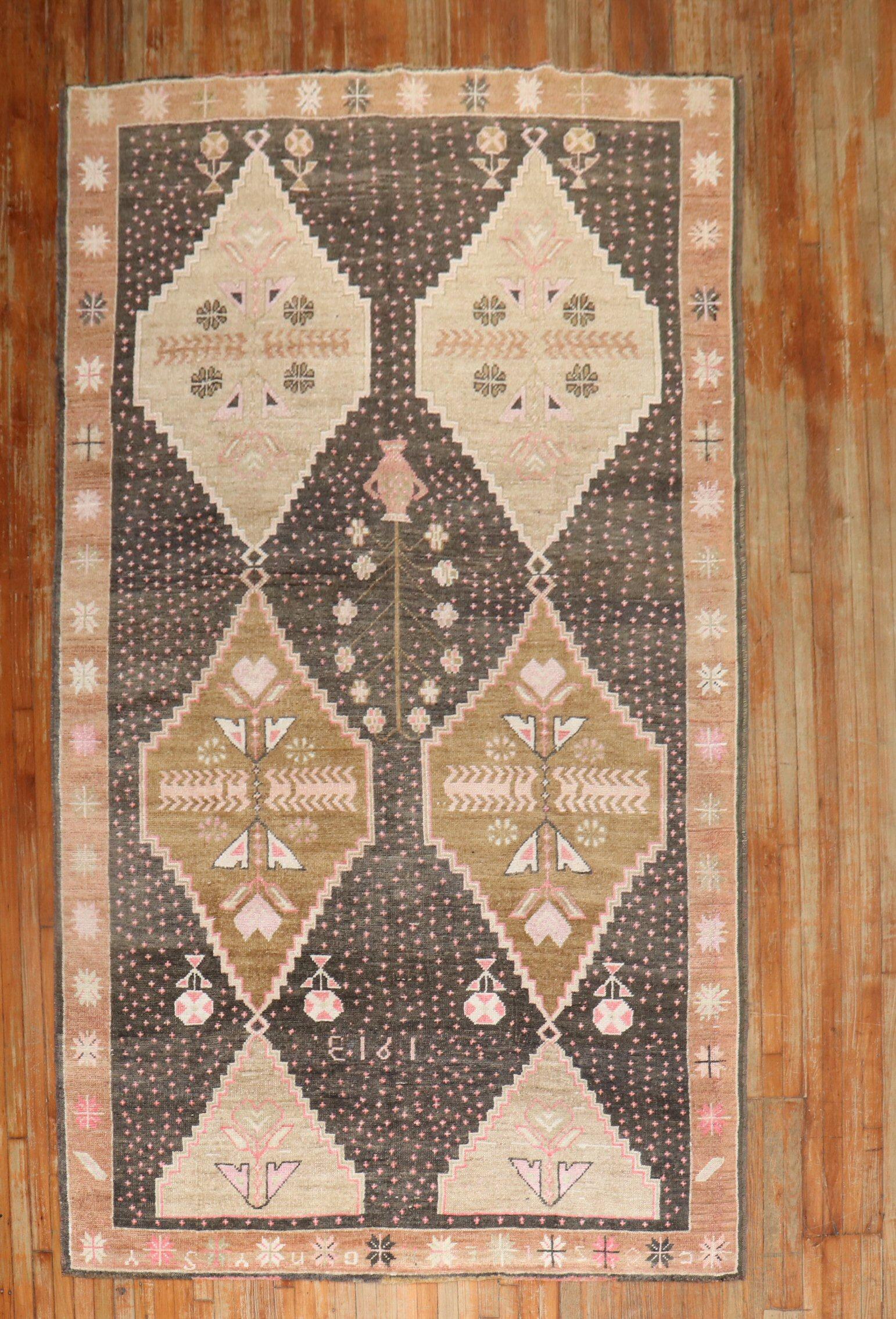 Early 20th century Turkish Gallery size rug with a large-scale geometric design

Measures: 6'4'' x 12'.