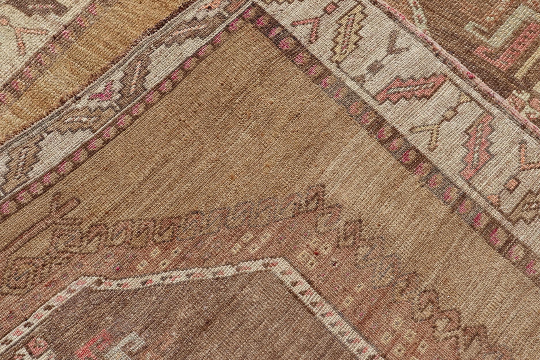 Türkischer Kars Gallery-Teppich im Vintage-Stil mit geometrischen Medaillons   6' 2 X 12' 10 im Angebot 3