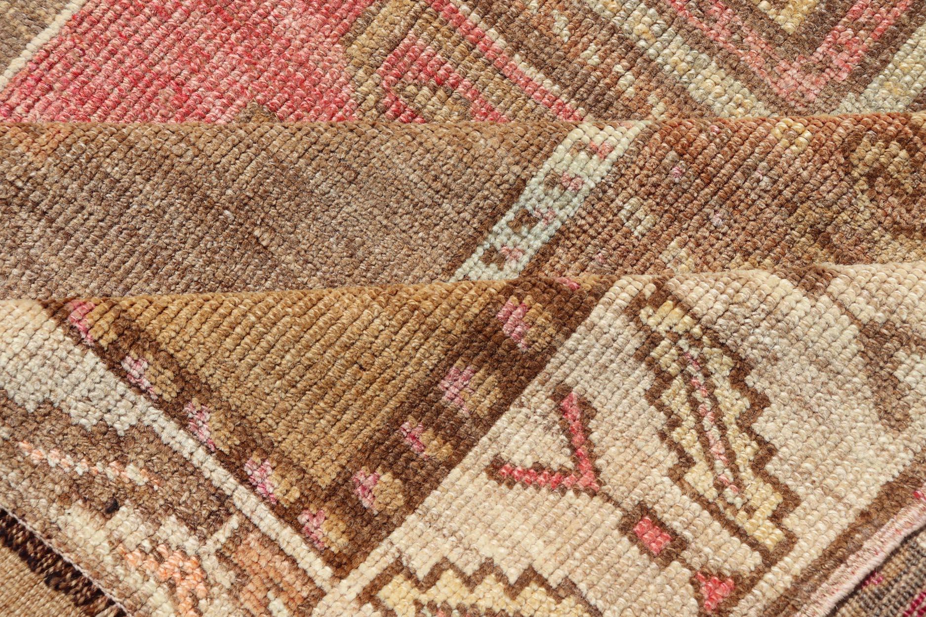 Türkischer Kars Gallery-Teppich im Vintage-Stil mit geometrischen Medaillons   6' 2 X 12' 10 im Angebot 4