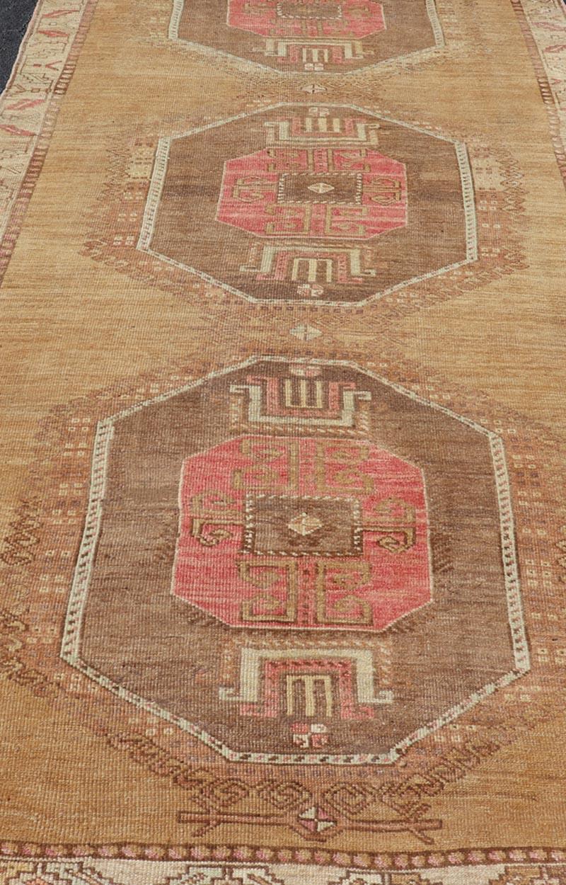 Türkischer Kars Gallery-Teppich im Vintage-Stil mit geometrischen Medaillons   6' 2 X 12' 10 im Angebot 5