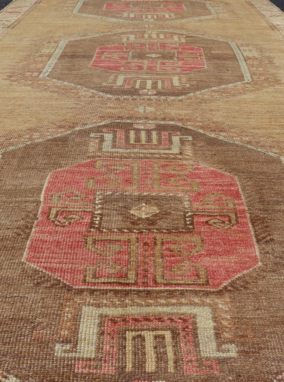 Türkischer Kars Gallery-Teppich im Vintage-Stil mit geometrischen Medaillons   6' 2 X 12' 10 im Angebot 6