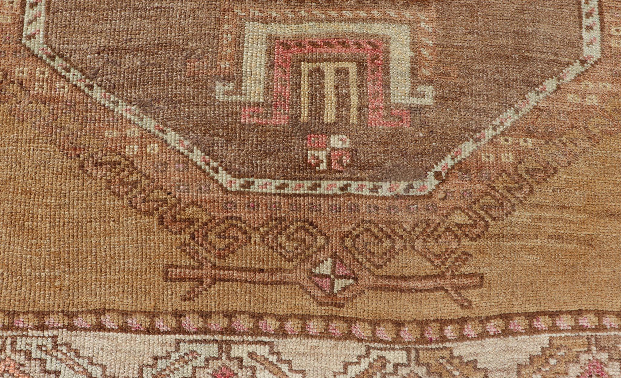 Türkischer Kars Gallery-Teppich im Vintage-Stil mit geometrischen Medaillons   6' 2 X 12' 10 im Angebot 7