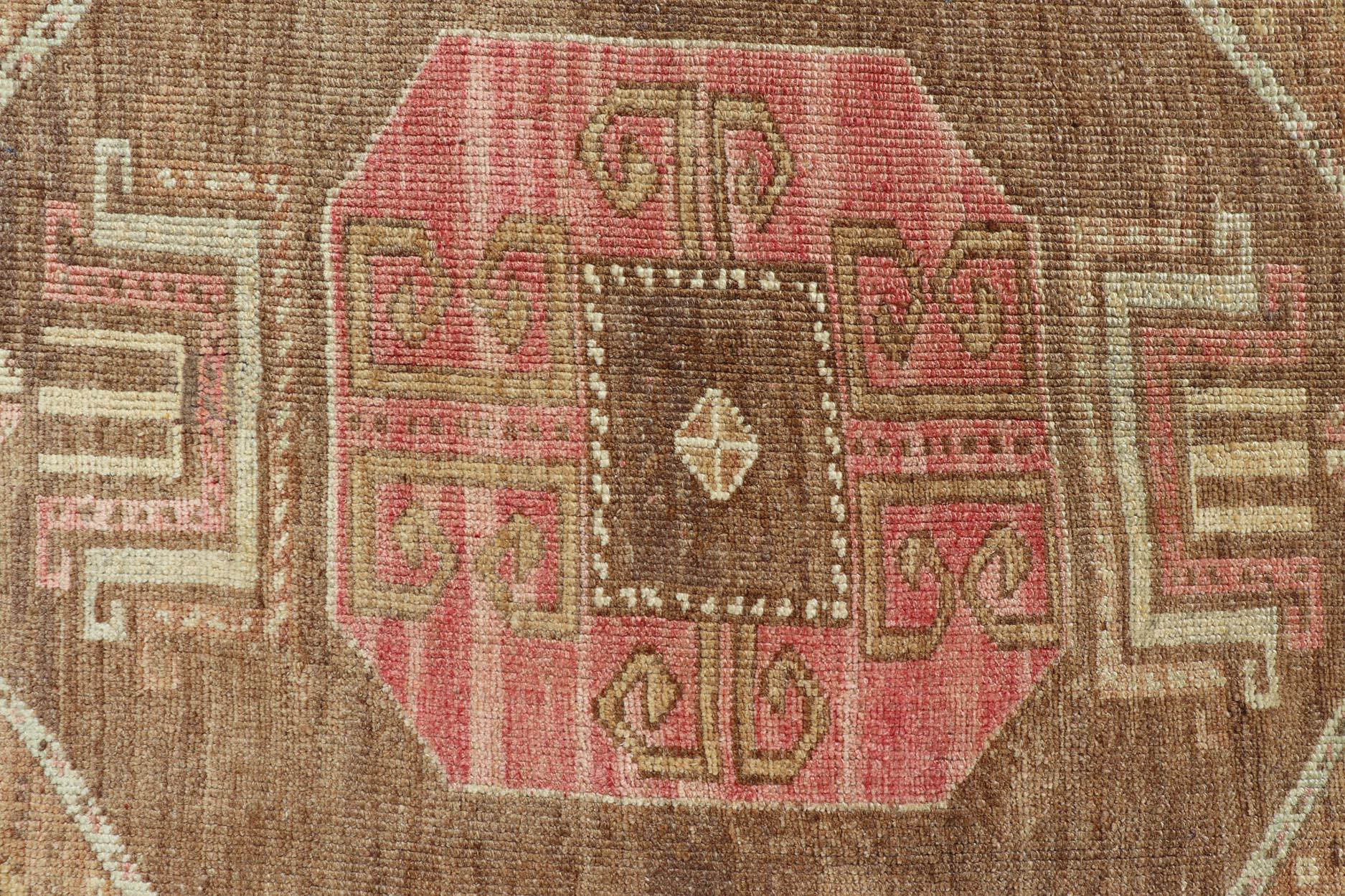 Türkischer Kars Gallery-Teppich im Vintage-Stil mit geometrischen Medaillons   6' 2 X 12' 10 (Oushak) im Angebot