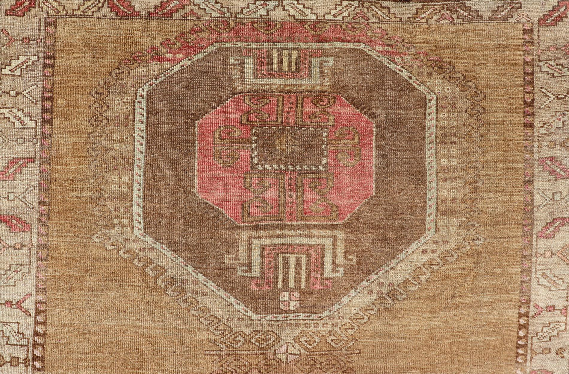 Türkischer Kars Gallery-Teppich im Vintage-Stil mit geometrischen Medaillons   6' 2 X 12' 10 (Handgeknüpft) im Angebot