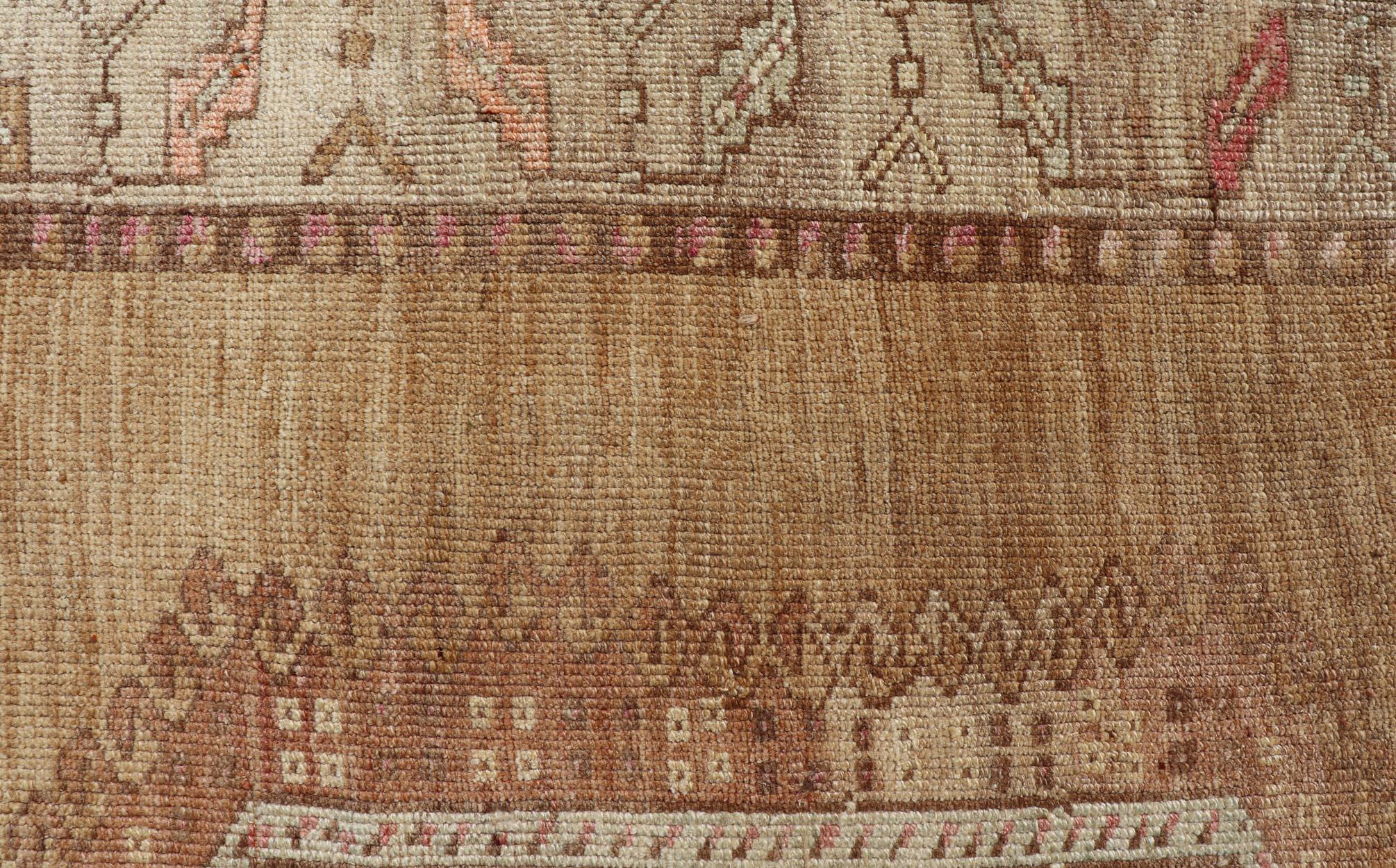 Türkischer Kars Gallery-Teppich im Vintage-Stil mit geometrischen Medaillons   6' 2 X 12' 10 im Zustand „Gut“ im Angebot in Atlanta, GA