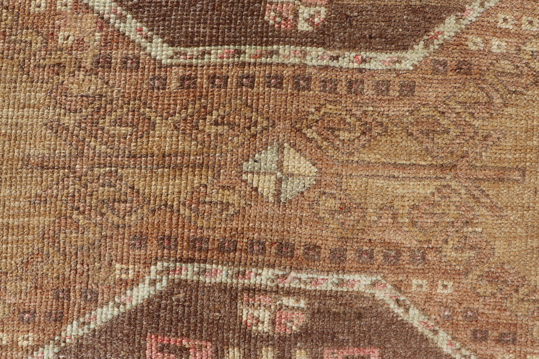 Türkischer Kars Gallery-Teppich im Vintage-Stil mit geometrischen Medaillons   6' 2 X 12' 10 (Mitte des 20. Jahrhunderts) im Angebot