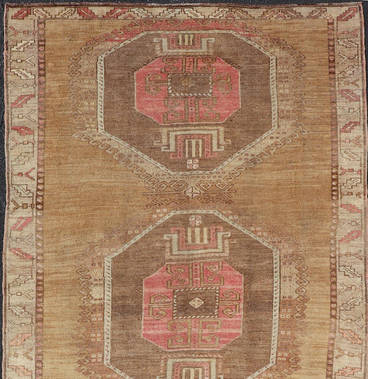 Türkischer Kars Gallery-Teppich im Vintage-Stil mit geometrischen Medaillons   6' 2 X 12' 10 (Wolle) im Angebot