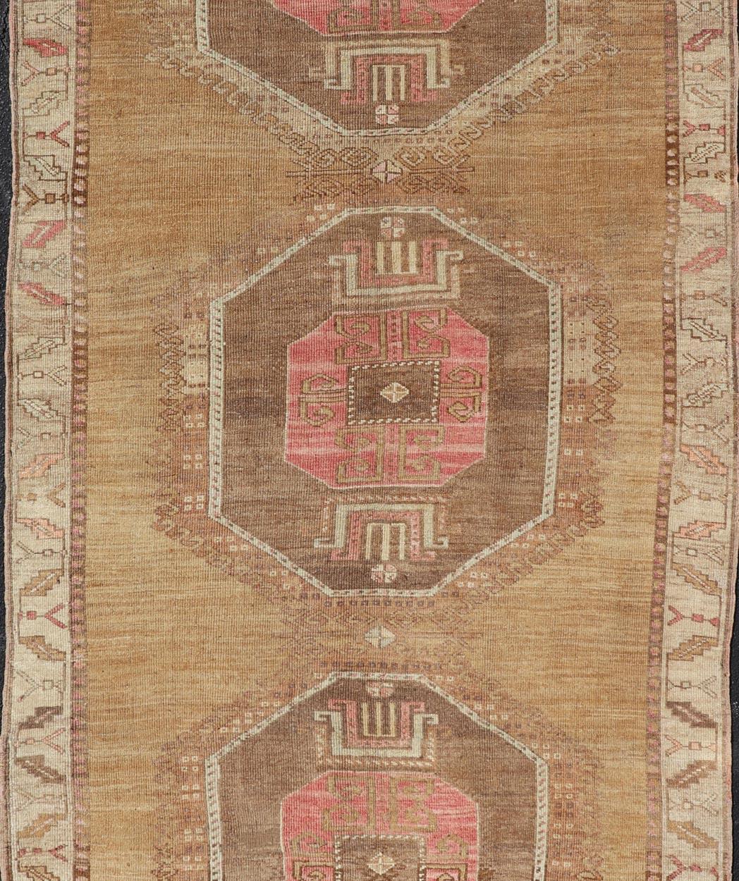 Türkischer Kars Gallery-Teppich im Vintage-Stil mit geometrischen Medaillons   6' 2 X 12' 10 im Angebot 1