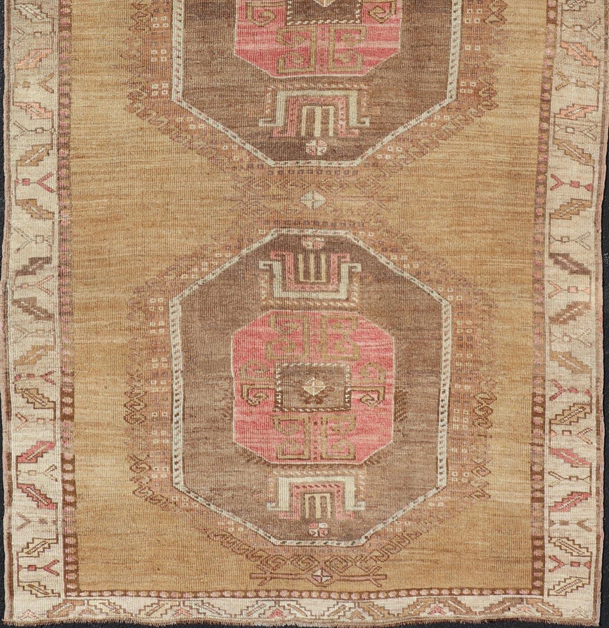 Türkischer Kars Gallery-Teppich im Vintage-Stil mit geometrischen Medaillons   6' 2 X 12' 10 im Angebot 2