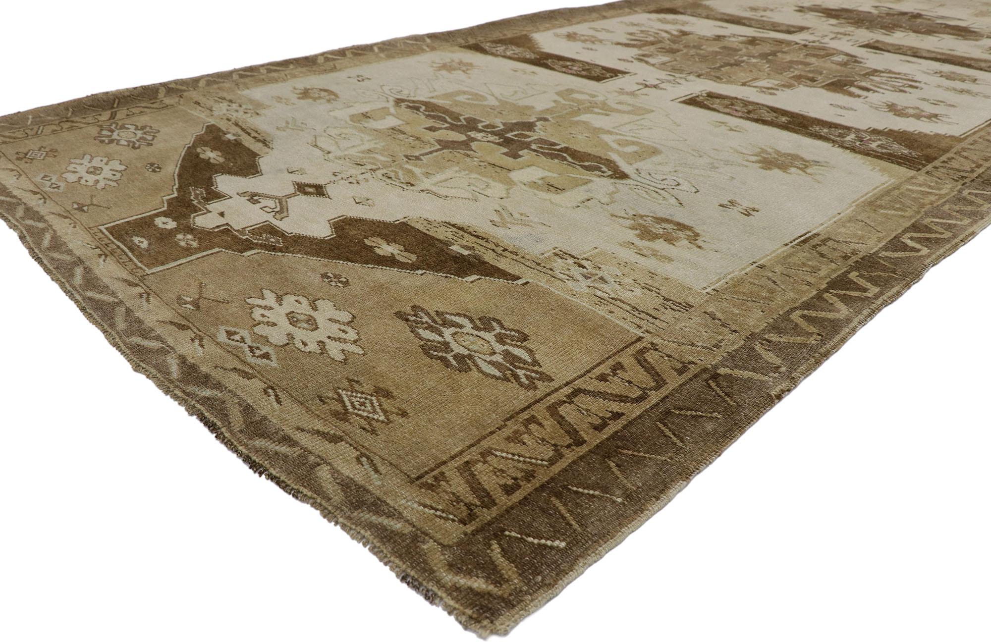53575 Tappeto vintage turco Kars Gallery 05'09 x 12'08. Con le sue tonalità calde e la sua bellezza ammaliante, questo tappeto da galleria vintage in lana di Knots Rugs, annodato a mano, assumerà un aspetto curato e vissuto che sembrerà senza tempo