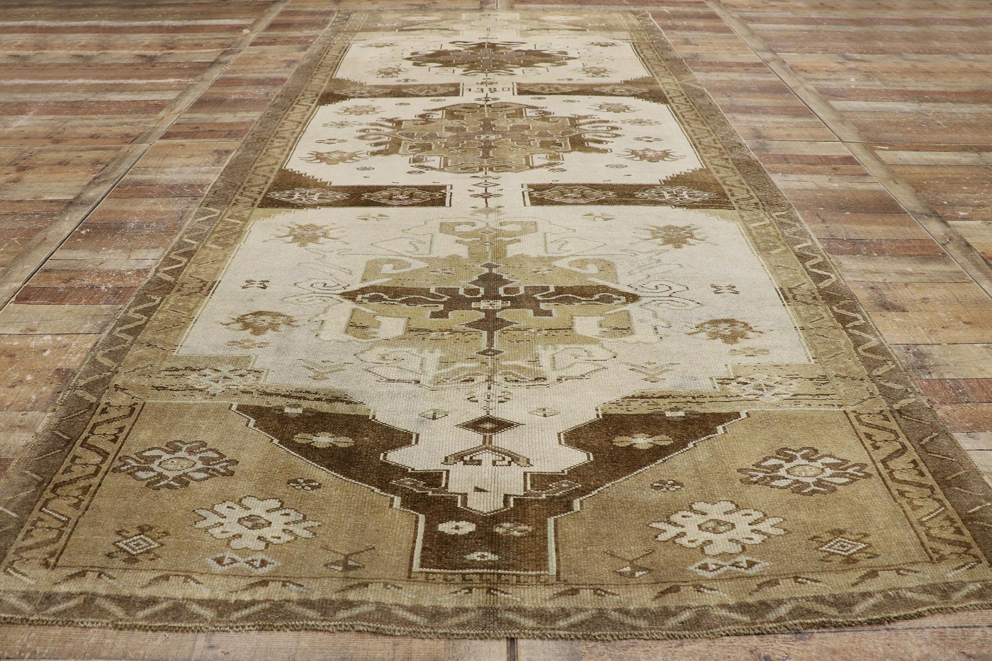 XX secolo Tappeto vintage Kars Gallery turco, tonalità terra, in stile metà secolo moderno in vendita