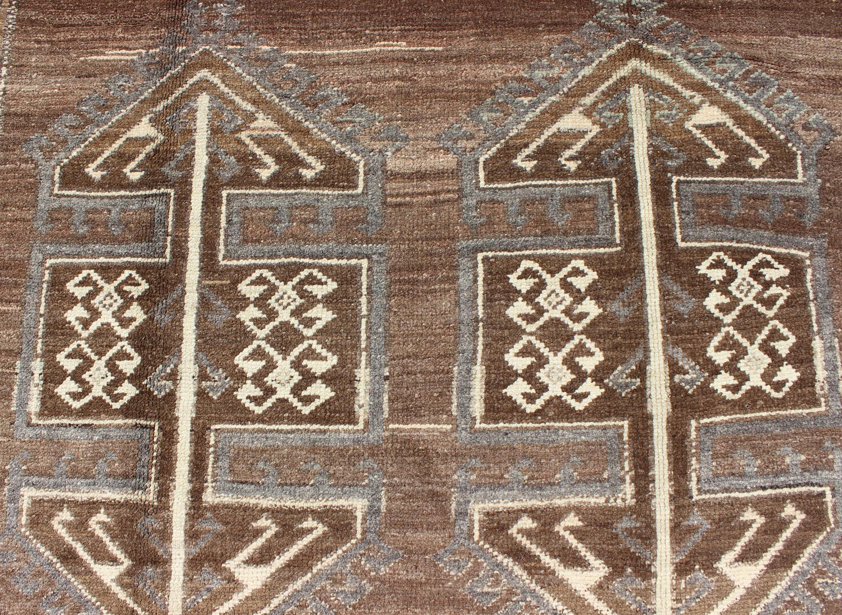 Mesures : 6'0 x 11'0 
Vintage Turkish Kars Gallery Runner with Geometric Motifs in Brown 6'0 x 11'0. Keivan Woven Arts / Tapis /EN-140069, pays d'origine / type : Turquie / Oushak, circa 1940.

Ce chemin de table vintage turc Kars présente un design