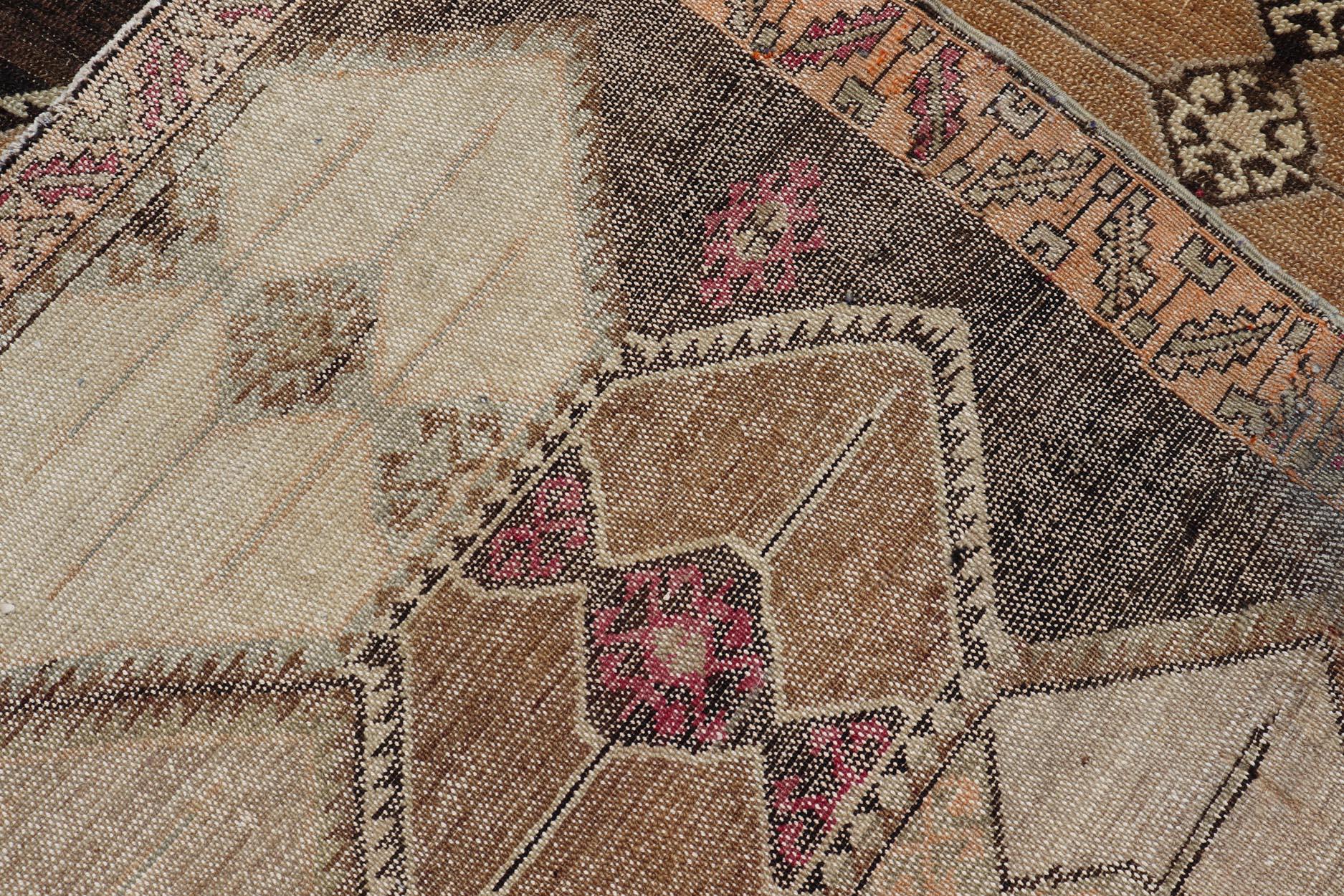 Türkischer Kars-Galerie-Läufer im Vintage-Stil mit reichhaltigen geometrischen Motiven und erdigen Tönen im Angebot 3