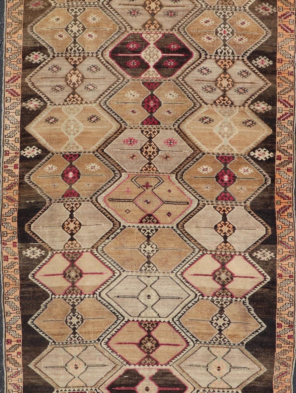 Türkischer Kars-Galerie-Läufer im Vintage-Stil mit reichhaltigen geometrischen Motiven und erdigen Tönen (Oushak) im Angebot