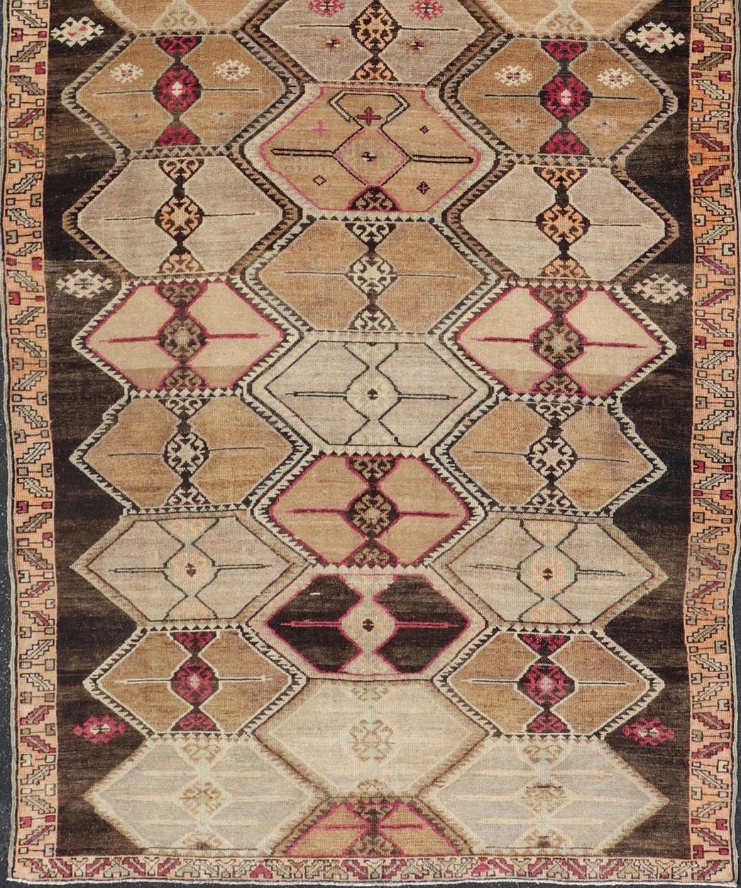 Türkischer Kars-Galerie-Läufer im Vintage-Stil mit reichhaltigen geometrischen Motiven und erdigen Tönen (Handgeknüpft) im Angebot