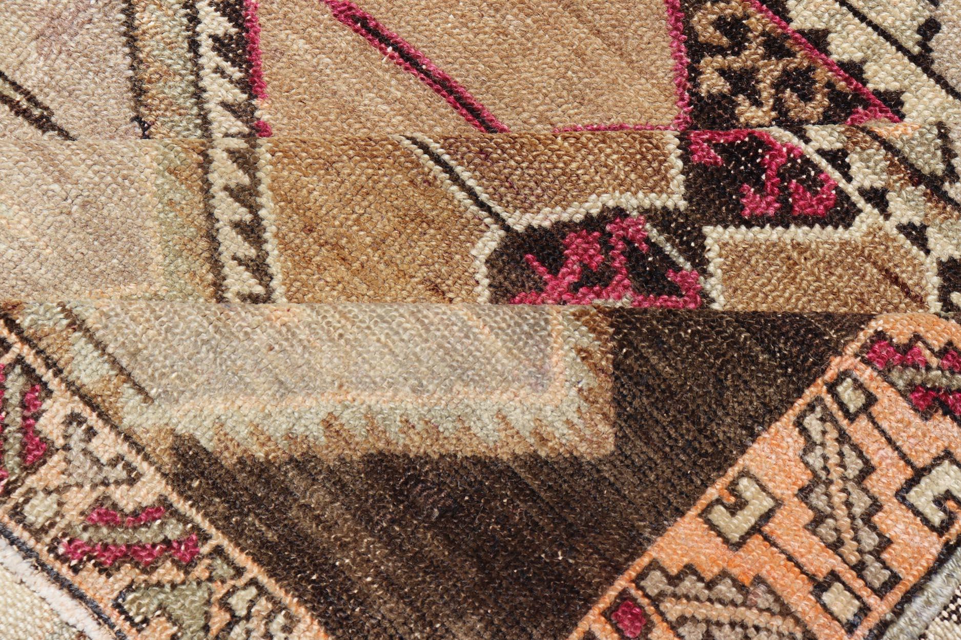 Türkischer Kars-Galerie-Läufer im Vintage-Stil mit reichhaltigen geometrischen Motiven und erdigen Tönen im Zustand „Gut“ im Angebot in Atlanta, GA