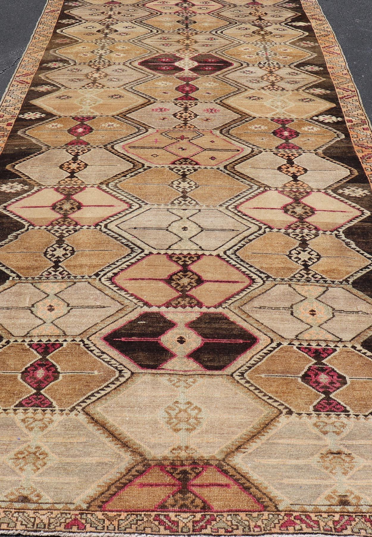Türkischer Kars-Galerie-Läufer im Vintage-Stil mit reichhaltigen geometrischen Motiven und erdigen Tönen (20. Jahrhundert) im Angebot