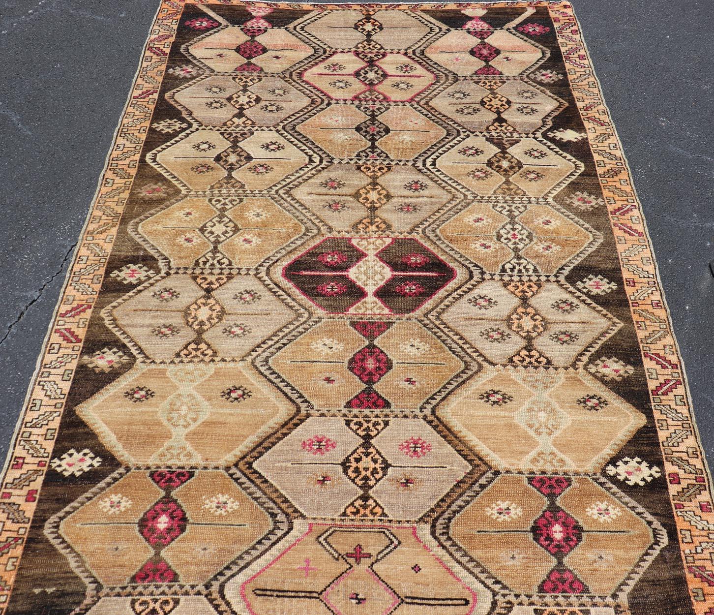 Türkischer Kars-Galerie-Läufer im Vintage-Stil mit reichhaltigen geometrischen Motiven und erdigen Tönen (Wolle) im Angebot