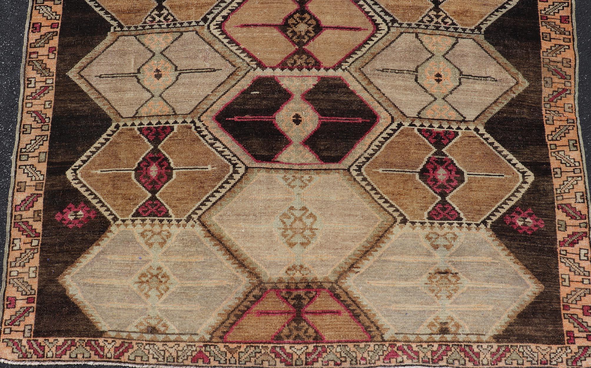 Türkischer Kars-Galerie-Läufer im Vintage-Stil mit reichhaltigen geometrischen Motiven und erdigen Tönen im Angebot 1